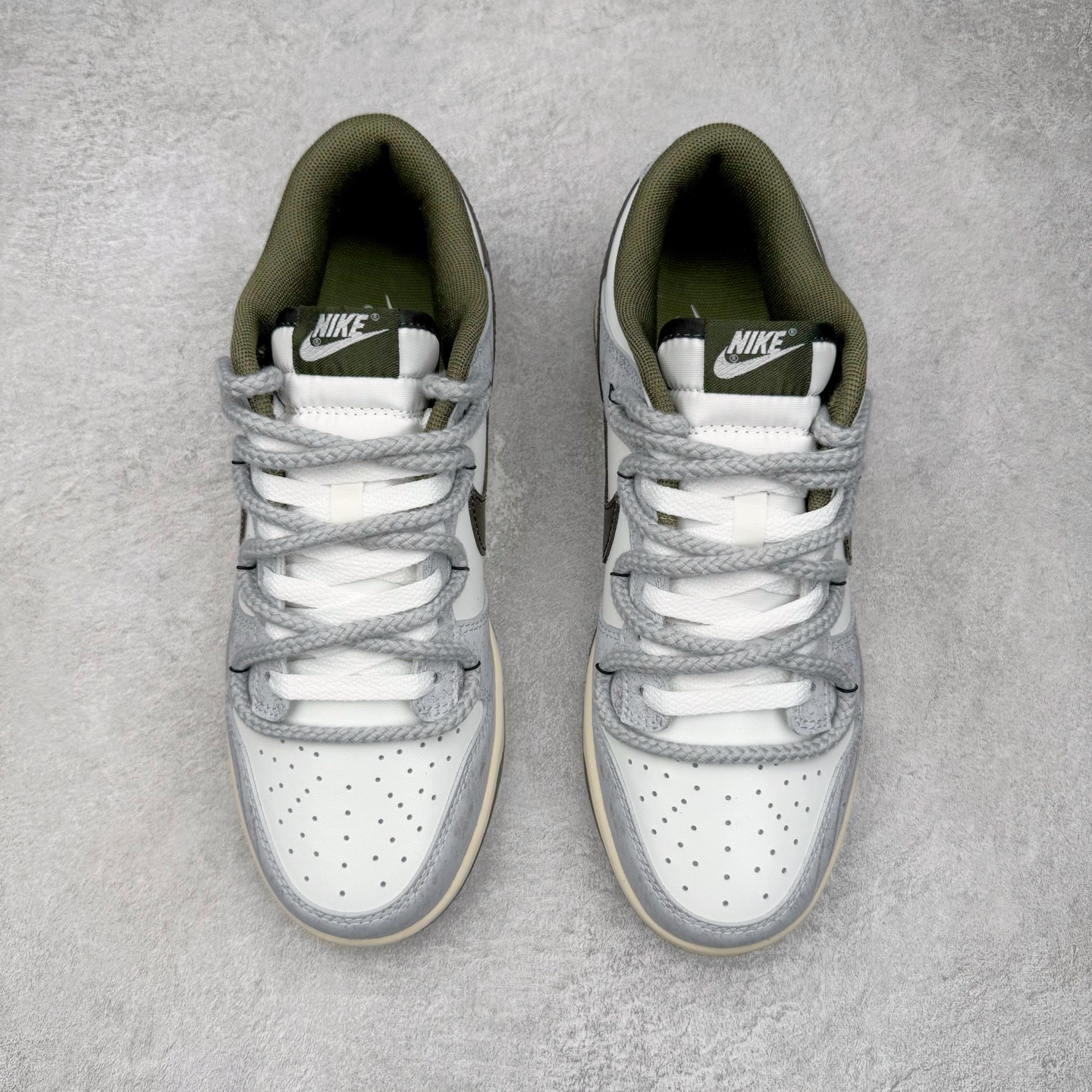 图片[2]-＃YC纯原 NK Dunk Low 素履流金 HF5441-102 素履之上，流金挥洒；以极简白为底，金色泼墨似灵感随笔触跃动，不规则的流金轨迹从后跟漫延至鞋侧，仿佛将高光时刻定格在步履之上。Swoosh以暗金色细节点缀，不张扬却自带质感；做旧处理的橡胶鞋底自带复古滤镜，搭配独特的鞋带纹理，细节处皆是匠心。定制系列天花板 无原鞋不开发 全系列得物原鞋一比一校对开发 配色持续更新中 终端对接 优势输出 全套原厂楦头原纸板数据档案倾力打造 原汁原味莞产 极致还原 圈内最强针车工艺 高端零售指定版 广东原厂配套原盒原标 鞋盒分三个尺码段 原厂冲刀 超高清洁度 全鞋零毛边皮料切割 采用原厂百宏鞋带以及原厂百宏织唛舌标 内标可供原厂几率过验 进口原装条纹中底布 四线拉帮白色点胶 原厂拉帮手法遵循公司 原厂电绣 极致还原 尺码：36 36.5 37.5 38 38.5 39 40 40.5 41 42 42.5 43 44 44.5 45 46-选品中心