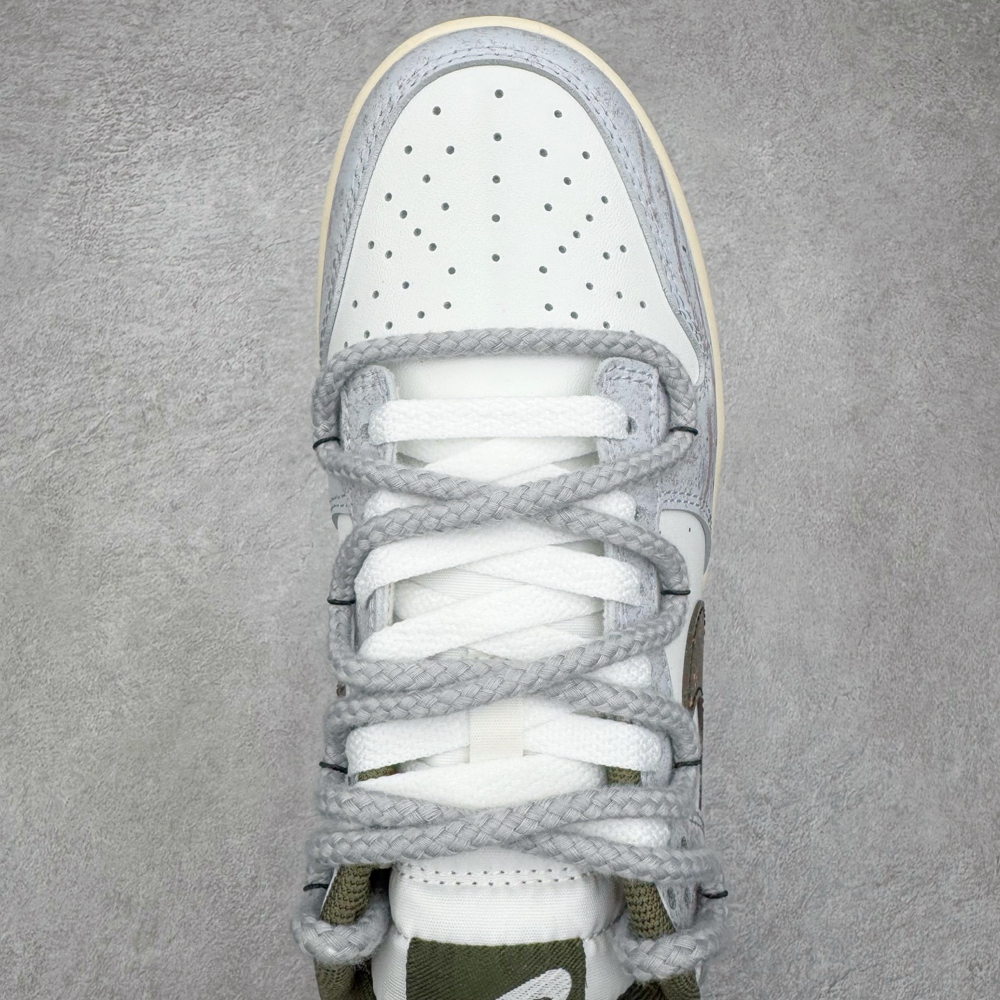 图片[4]-＃YC纯原 NK Dunk Low 素履流金 HF5441-102 素履之上，流金挥洒；以极简白为底，金色泼墨似灵感随笔触跃动，不规则的流金轨迹从后跟漫延至鞋侧，仿佛将高光时刻定格在步履之上。Swoosh以暗金色细节点缀，不张扬却自带质感；做旧处理的橡胶鞋底自带复古滤镜，搭配独特的鞋带纹理，细节处皆是匠心。定制系列天花板 无原鞋不开发 全系列得物原鞋一比一校对开发 配色持续更新中 终端对接 优势输出 全套原厂楦头原纸板数据档案倾力打造 原汁原味莞产 极致还原 圈内最强针车工艺 高端零售指定版 广东原厂配套原盒原标 鞋盒分三个尺码段 原厂冲刀 超高清洁度 全鞋零毛边皮料切割 采用原厂百宏鞋带以及原厂百宏织唛舌标 内标可供原厂几率过验 进口原装条纹中底布 四线拉帮白色点胶 原厂拉帮手法遵循公司 原厂电绣 极致还原 尺码：36 36.5 37.5 38 38.5 39 40 40.5 41 42 42.5 43 44 44.5 45 46-选品中心