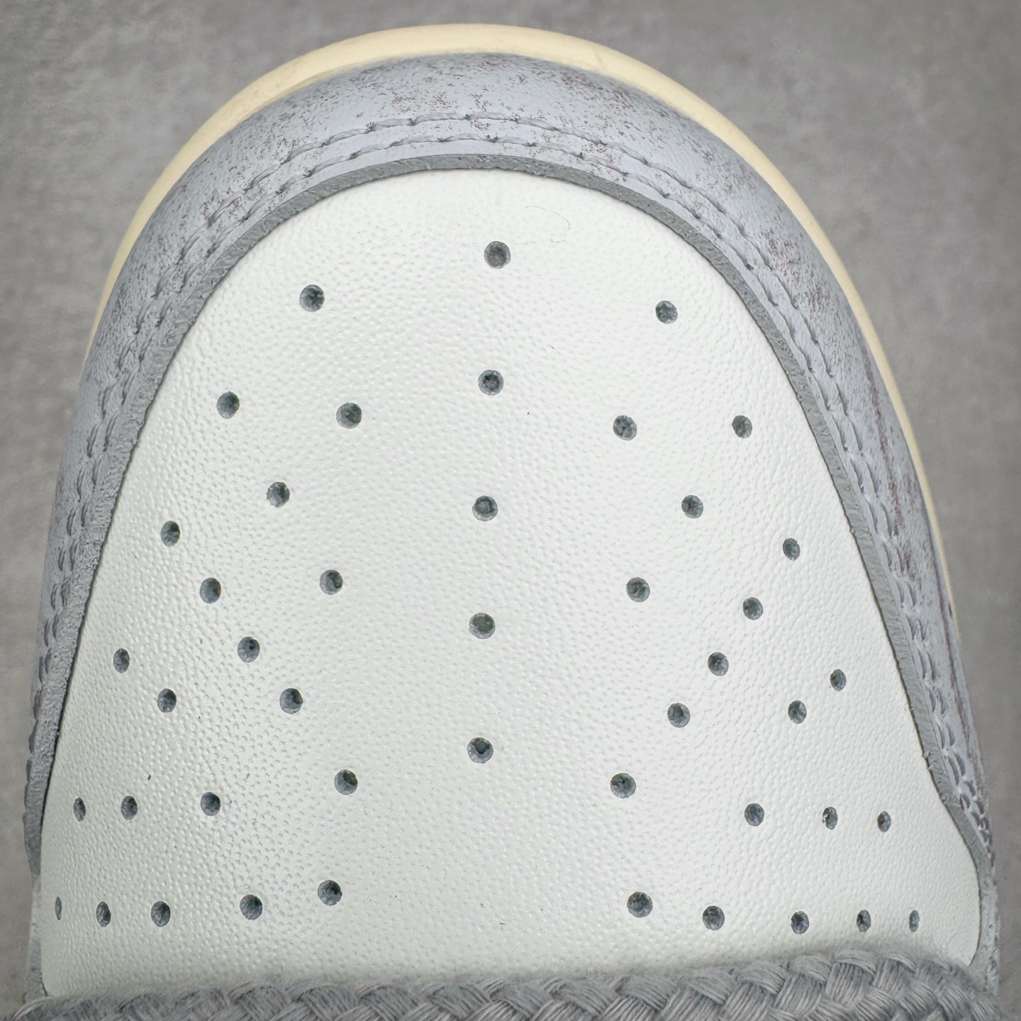 图片[14]-＃YC纯原 NK Dunk Low 素履流金 HF5441-102 素履之上，流金挥洒；以极简白为底，金色泼墨似灵感随笔触跃动，不规则的流金轨迹从后跟漫延至鞋侧，仿佛将高光时刻定格在步履之上。Swoosh以暗金色细节点缀，不张扬却自带质感；做旧处理的橡胶鞋底自带复古滤镜，搭配独特的鞋带纹理，细节处皆是匠心。定制系列天花板 无原鞋不开发 全系列得物原鞋一比一校对开发 配色持续更新中 终端对接 优势输出 全套原厂楦头原纸板数据档案倾力打造 原汁原味莞产 极致还原 圈内最强针车工艺 高端零售指定版 广东原厂配套原盒原标 鞋盒分三个尺码段 原厂冲刀 超高清洁度 全鞋零毛边皮料切割 采用原厂百宏鞋带以及原厂百宏织唛舌标 内标可供原厂几率过验 进口原装条纹中底布 四线拉帮白色点胶 原厂拉帮手法遵循公司 原厂电绣 极致还原 尺码：36 36.5 37.5 38 38.5 39 40 40.5 41 42 42.5 43 44 44.5 45 46-选品中心