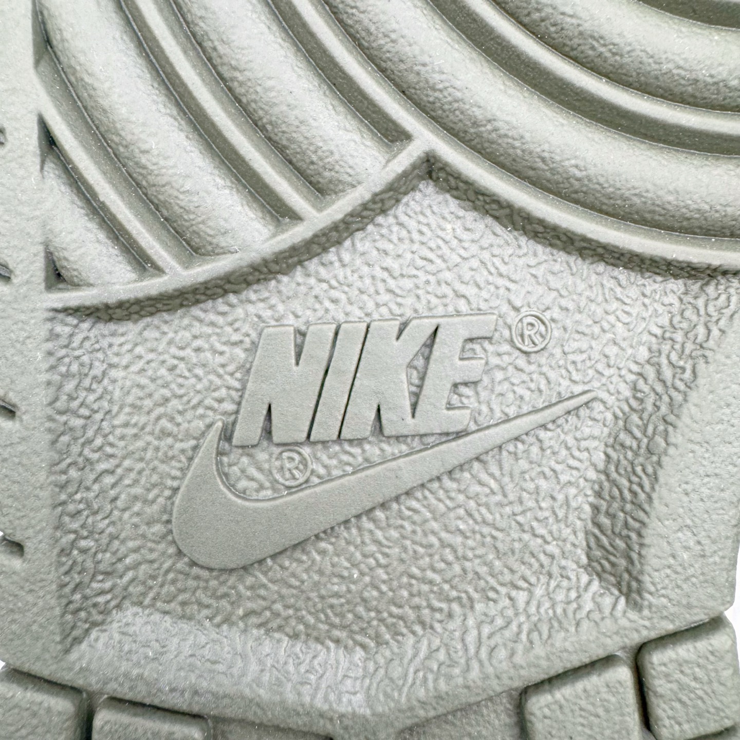 图片[21]-＃YC纯原 NK Dunk Low 素履流金 HF5441-102 素履之上，流金挥洒；以极简白为底，金色泼墨似灵感随笔触跃动，不规则的流金轨迹从后跟漫延至鞋侧，仿佛将高光时刻定格在步履之上。Swoosh以暗金色细节点缀，不张扬却自带质感；做旧处理的橡胶鞋底自带复古滤镜，搭配独特的鞋带纹理，细节处皆是匠心。定制系列天花板 无原鞋不开发 全系列得物原鞋一比一校对开发 配色持续更新中 终端对接 优势输出 全套原厂楦头原纸板数据档案倾力打造 原汁原味莞产 极致还原 圈内最强针车工艺 高端零售指定版 广东原厂配套原盒原标 鞋盒分三个尺码段 原厂冲刀 超高清洁度 全鞋零毛边皮料切割 采用原厂百宏鞋带以及原厂百宏织唛舌标 内标可供原厂几率过验 进口原装条纹中底布 四线拉帮白色点胶 原厂拉帮手法遵循公司 原厂电绣 极致还原 尺码：36 36.5 37.5 38 38.5 39 40 40.5 41 42 42.5 43 44 44.5 45 46-选品中心