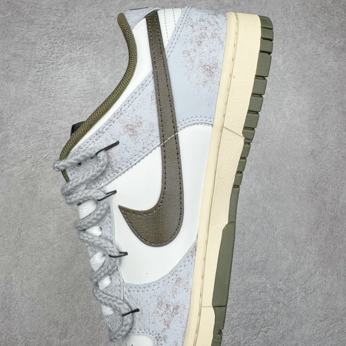 图片[7]-＃YC纯原 NK Dunk Low 素履流金 HF5441-102 素履之上，流金挥洒；以极简白为底，金色泼墨似灵感随笔触跃动，不规则的流金轨迹从后跟漫延至鞋侧，仿佛将高光时刻定格在步履之上。Swoosh以暗金色细节点缀，不张扬却自带质感；做旧处理的橡胶鞋底自带复古滤镜，搭配独特的鞋带纹理，细节处皆是匠心。定制系列天花板 无原鞋不开发 全系列得物原鞋一比一校对开发 配色持续更新中 终端对接 优势输出 全套原厂楦头原纸板数据档案倾力打造 原汁原味莞产 极致还原 圈内最强针车工艺 高端零售指定版 广东原厂配套原盒原标 鞋盒分三个尺码段 原厂冲刀 超高清洁度 全鞋零毛边皮料切割 采用原厂百宏鞋带以及原厂百宏织唛舌标 内标可供原厂几率过验 进口原装条纹中底布 四线拉帮白色点胶 原厂拉帮手法遵循公司 原厂电绣 极致还原 尺码：36 36.5 37.5 38 38.5 39 40 40.5 41 42 42.5 43 44 44.5 45 46-选品中心