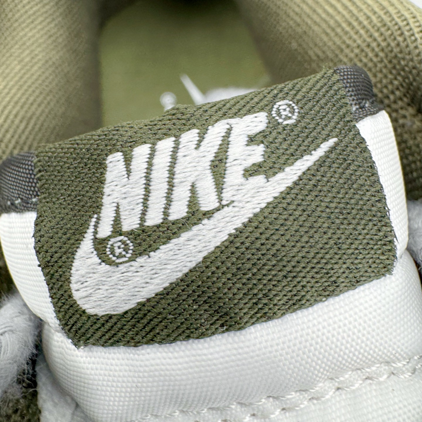 图片[13]-＃YC纯原 NK Dunk Low 素履流金 HF5441-102 素履之上，流金挥洒；以极简白为底，金色泼墨似灵感随笔触跃动，不规则的流金轨迹从后跟漫延至鞋侧，仿佛将高光时刻定格在步履之上。Swoosh以暗金色细节点缀，不张扬却自带质感；做旧处理的橡胶鞋底自带复古滤镜，搭配独特的鞋带纹理，细节处皆是匠心。定制系列天花板 无原鞋不开发 全系列得物原鞋一比一校对开发 配色持续更新中 终端对接 优势输出 全套原厂楦头原纸板数据档案倾力打造 原汁原味莞产 极致还原 圈内最强针车工艺 高端零售指定版 广东原厂配套原盒原标 鞋盒分三个尺码段 原厂冲刀 超高清洁度 全鞋零毛边皮料切割 采用原厂百宏鞋带以及原厂百宏织唛舌标 内标可供原厂几率过验 进口原装条纹中底布 四线拉帮白色点胶 原厂拉帮手法遵循公司 原厂电绣 极致还原 尺码：36 36.5 37.5 38 38.5 39 40 40.5 41 42 42.5 43 44 44.5 45 46-选品中心