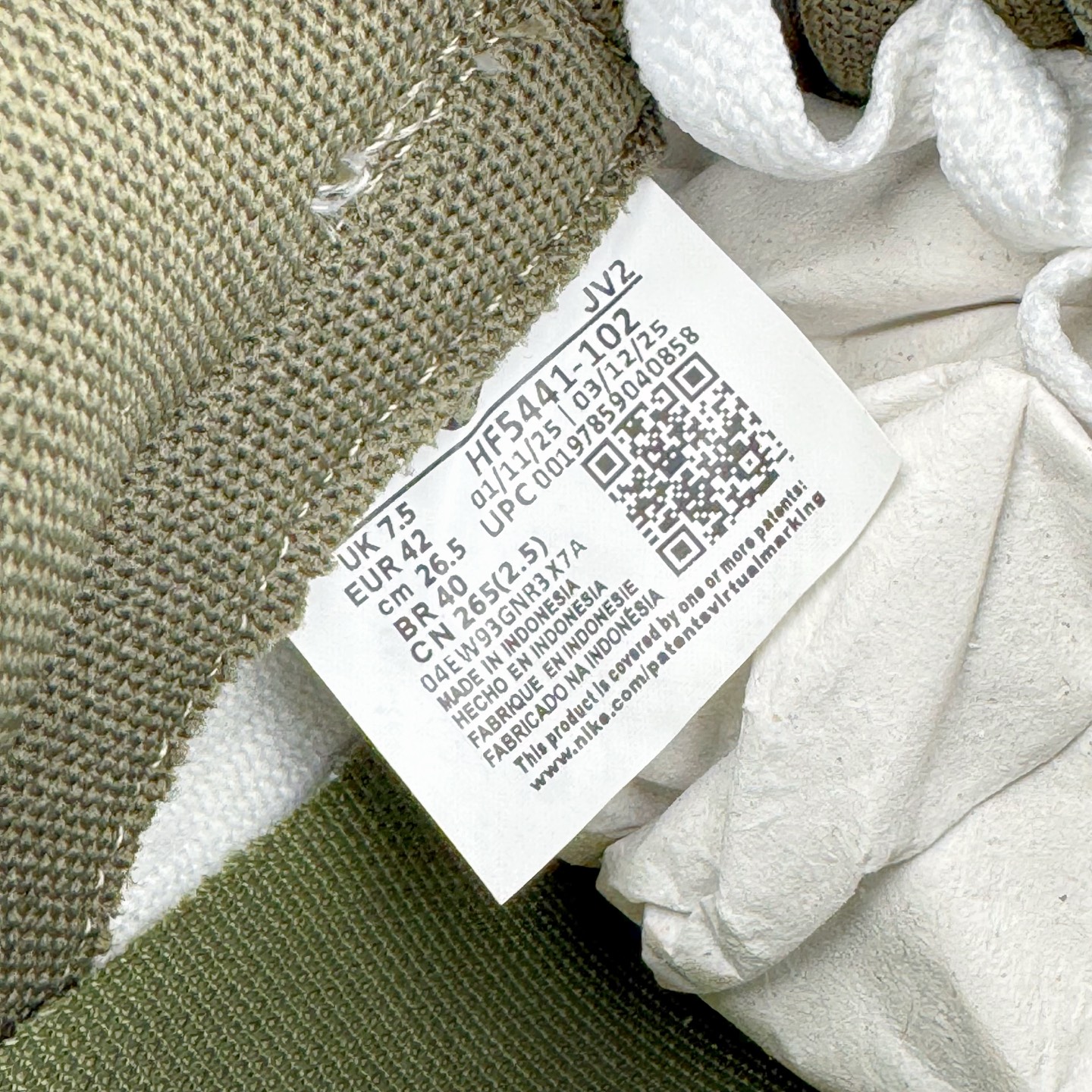 图片[12]-＃YC纯原 NK Dunk Low 素履流金 HF5441-102 素履之上，流金挥洒；以极简白为底，金色泼墨似灵感随笔触跃动，不规则的流金轨迹从后跟漫延至鞋侧，仿佛将高光时刻定格在步履之上。Swoosh以暗金色细节点缀，不张扬却自带质感；做旧处理的橡胶鞋底自带复古滤镜，搭配独特的鞋带纹理，细节处皆是匠心。定制系列天花板 无原鞋不开发 全系列得物原鞋一比一校对开发 配色持续更新中 终端对接 优势输出 全套原厂楦头原纸板数据档案倾力打造 原汁原味莞产 极致还原 圈内最强针车工艺 高端零售指定版 广东原厂配套原盒原标 鞋盒分三个尺码段 原厂冲刀 超高清洁度 全鞋零毛边皮料切割 采用原厂百宏鞋带以及原厂百宏织唛舌标 内标可供原厂几率过验 进口原装条纹中底布 四线拉帮白色点胶 原厂拉帮手法遵循公司 原厂电绣 极致还原 尺码：36 36.5 37.5 38 38.5 39 40 40.5 41 42 42.5 43 44 44.5 45 46-选品中心