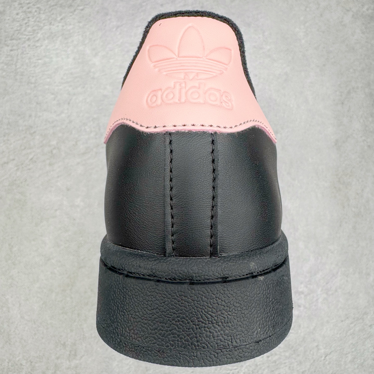 图片[8]-＃XP纯原套现福利 AD Originals Superstar 经典复古贝壳头板鞋 JH9977 诞生于1969年 是第一双将全皮面鞋 身与橡胶鞋头结合在一起的低帮篮球鞋 Superstar最开始 是作为高帮篮球鞋Pro Model的低帮版本而出现的 但因为其独特和醒目的橡胶鞋头造型而让大家熟知 被大家形象地称为\\\”shelltoe\\\”贝壳头 在70年代的美国职业篮球场上 接近3/4的NBA球员都将这双Superstar作为场上用鞋 80年代之后 经过不断的改良和发展 Superstar逐渐成为横跨时装、音乐、街头文化、休闲和运动等各大领域的时尚潮鞋 尺码：36 36.5 37 38 38.5 39 40 40.5 41 42 42.5 43 44 44.5 45-选品中心