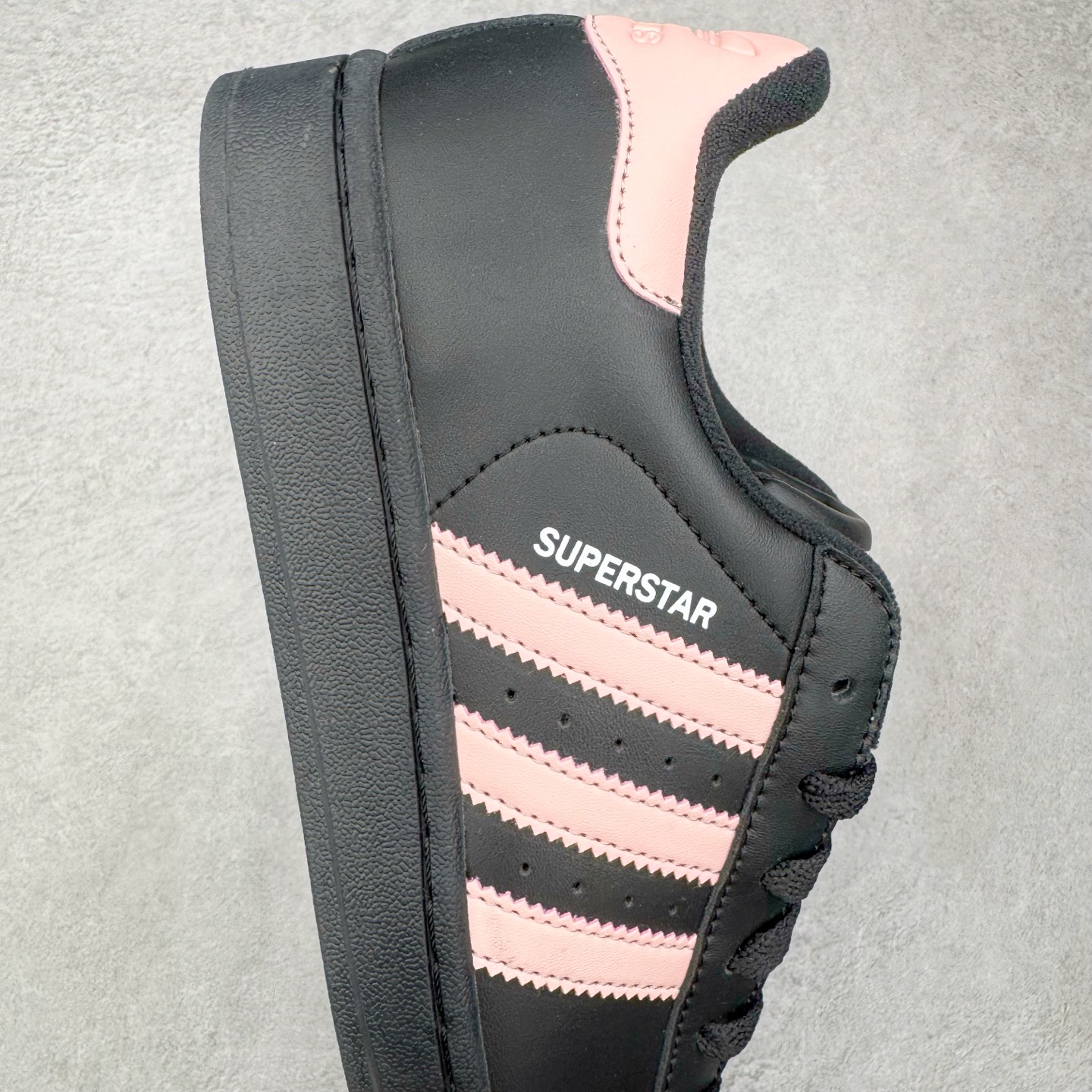 图片[6]-＃XP纯原套现福利 AD Originals Superstar 经典复古贝壳头板鞋 JH9977 诞生于1969年 是第一双将全皮面鞋 身与橡胶鞋头结合在一起的低帮篮球鞋 Superstar最开始 是作为高帮篮球鞋Pro Model的低帮版本而出现的 但因为其独特和醒目的橡胶鞋头造型而让大家熟知 被大家形象地称为\\\”shelltoe\\\”贝壳头 在70年代的美国职业篮球场上 接近3/4的NBA球员都将这双Superstar作为场上用鞋 80年代之后 经过不断的改良和发展 Superstar逐渐成为横跨时装、音乐、街头文化、休闲和运动等各大领域的时尚潮鞋 尺码：36 36.5 37 38 38.5 39 40 40.5 41 42 42.5 43 44 44.5 45-选品中心