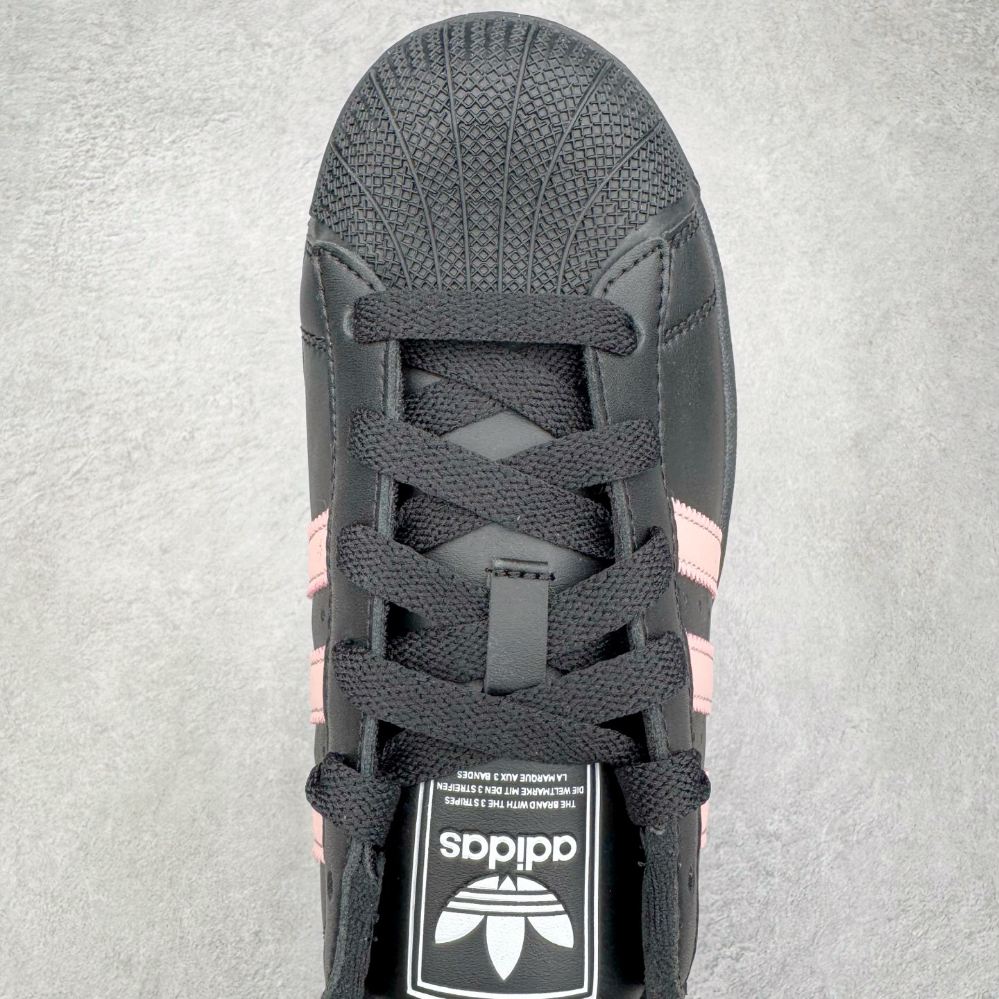 图片[4]-＃XP纯原套现福利 AD Originals Superstar 经典复古贝壳头板鞋 JH9977 诞生于1969年 是第一双将全皮面鞋 身与橡胶鞋头结合在一起的低帮篮球鞋 Superstar最开始 是作为高帮篮球鞋Pro Model的低帮版本而出现的 但因为其独特和醒目的橡胶鞋头造型而让大家熟知 被大家形象地称为\\\”shelltoe\\\”贝壳头 在70年代的美国职业篮球场上 接近3/4的NBA球员都将这双Superstar作为场上用鞋 80年代之后 经过不断的改良和发展 Superstar逐渐成为横跨时装、音乐、街头文化、休闲和运动等各大领域的时尚潮鞋 尺码：36 36.5 37 38 38.5 39 40 40.5 41 42 42.5 43 44 44.5 45-选品中心