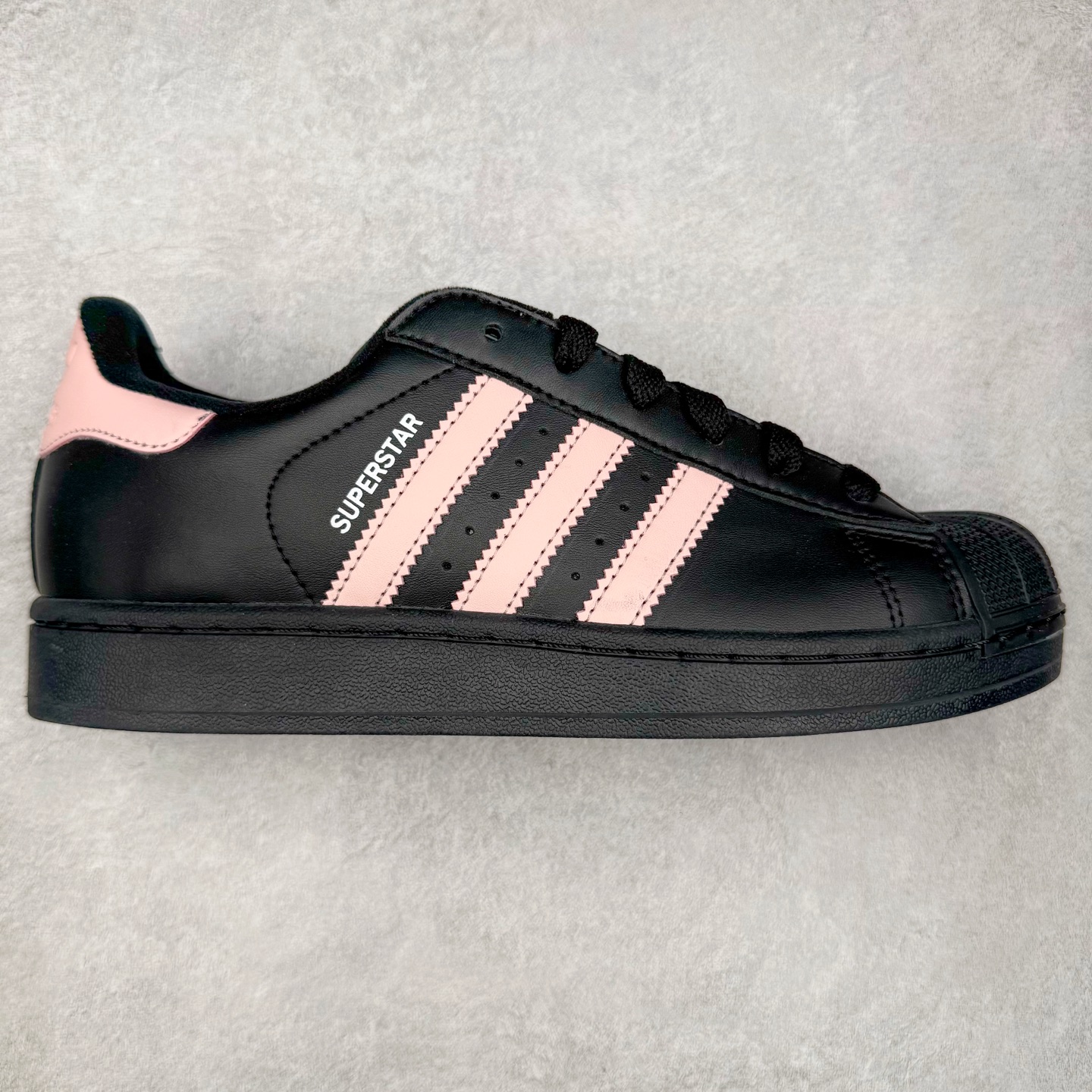 ＃XP纯原套现福利 AD Originals Superstar 经典复古贝壳头板鞋 JH9977 诞生于1969年 是第一双将全皮面鞋 身与橡胶鞋头结合在一起的低帮篮球鞋 Superstar最开始 是作为高帮篮球鞋Pro Model的低帮版本而出现的 但因为其独特和醒目的橡胶鞋头造型而让大家熟知 被大家形象地称为\\\