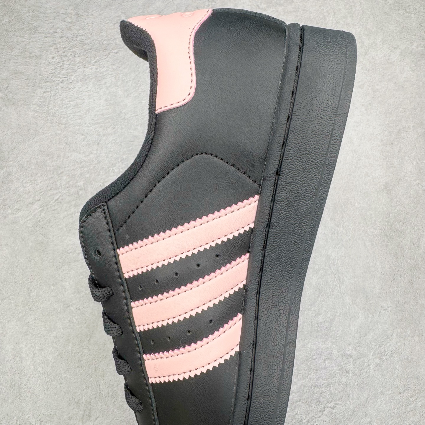 图片[7]-＃XP纯原套现福利 AD Originals Superstar 经典复古贝壳头板鞋 JH9977 诞生于1969年 是第一双将全皮面鞋 身与橡胶鞋头结合在一起的低帮篮球鞋 Superstar最开始 是作为高帮篮球鞋Pro Model的低帮版本而出现的 但因为其独特和醒目的橡胶鞋头造型而让大家熟知 被大家形象地称为\\\”shelltoe\\\”贝壳头 在70年代的美国职业篮球场上 接近3/4的NBA球员都将这双Superstar作为场上用鞋 80年代之后 经过不断的改良和发展 Superstar逐渐成为横跨时装、音乐、街头文化、休闲和运动等各大领域的时尚潮鞋 尺码：36 36.5 37 38 38.5 39 40 40.5 41 42 42.5 43 44 44.5 45-选品中心