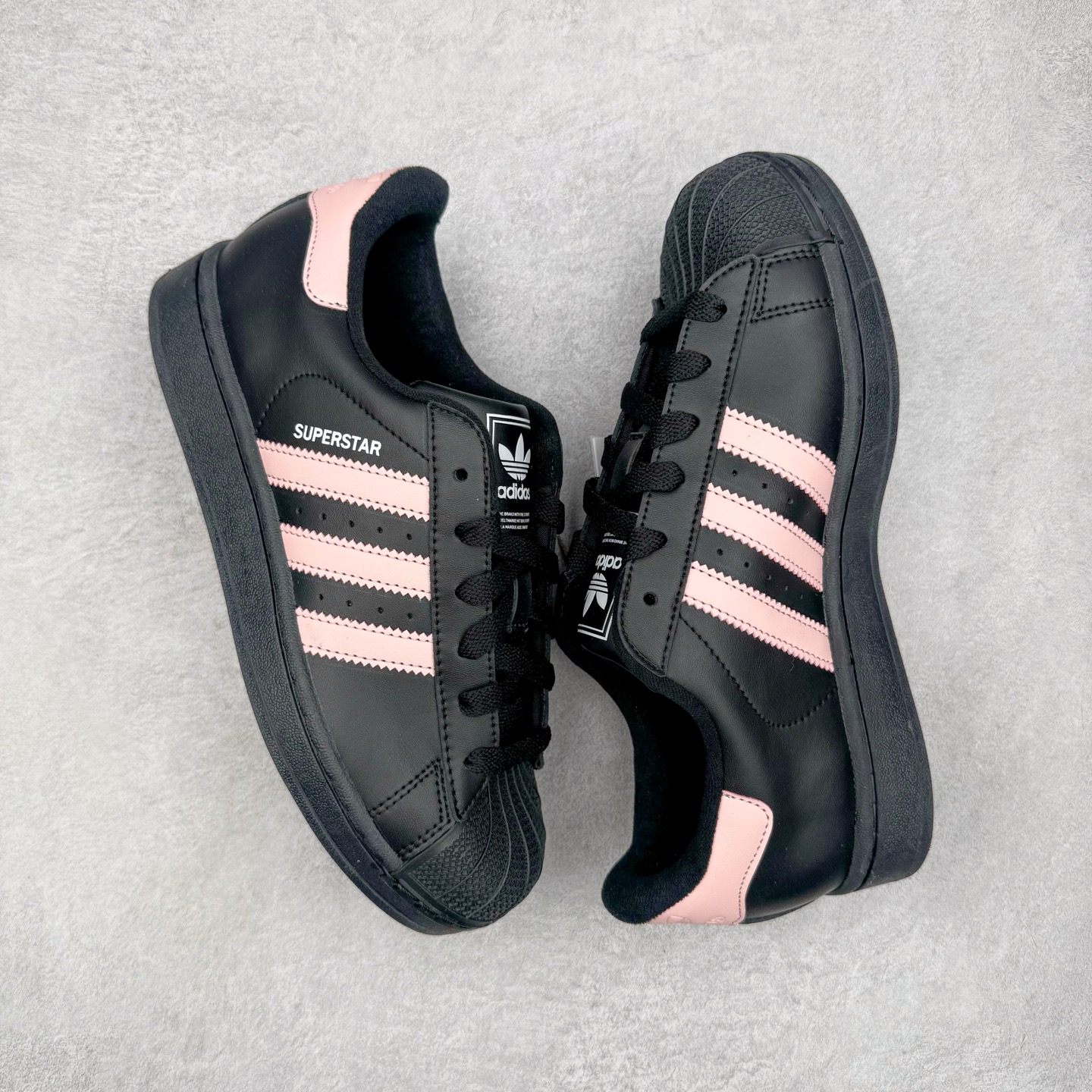 图片[3]-＃XP纯原套现福利 AD Originals Superstar 经典复古贝壳头板鞋 JH9977 诞生于1969年 是第一双将全皮面鞋 身与橡胶鞋头结合在一起的低帮篮球鞋 Superstar最开始 是作为高帮篮球鞋Pro Model的低帮版本而出现的 但因为其独特和醒目的橡胶鞋头造型而让大家熟知 被大家形象地称为\\\”shelltoe\\\”贝壳头 在70年代的美国职业篮球场上 接近3/4的NBA球员都将这双Superstar作为场上用鞋 80年代之后 经过不断的改良和发展 Superstar逐渐成为横跨时装、音乐、街头文化、休闲和运动等各大领域的时尚潮鞋 尺码：36 36.5 37 38 38.5 39 40 40.5 41 42 42.5 43 44 44.5 45-选品中心