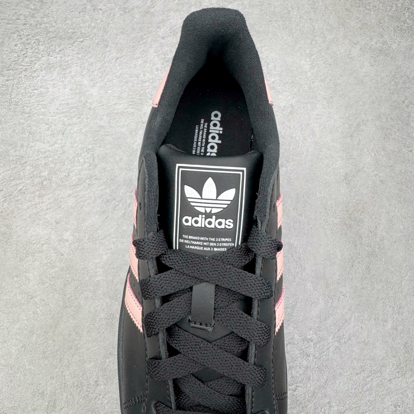 图片[5]-＃XP纯原套现福利 AD Originals Superstar 经典复古贝壳头板鞋 JH9977 诞生于1969年 是第一双将全皮面鞋 身与橡胶鞋头结合在一起的低帮篮球鞋 Superstar最开始 是作为高帮篮球鞋Pro Model的低帮版本而出现的 但因为其独特和醒目的橡胶鞋头造型而让大家熟知 被大家形象地称为\\\”shelltoe\\\”贝壳头 在70年代的美国职业篮球场上 接近3/4的NBA球员都将这双Superstar作为场上用鞋 80年代之后 经过不断的改良和发展 Superstar逐渐成为横跨时装、音乐、街头文化、休闲和运动等各大领域的时尚潮鞋 尺码：36 36.5 37 38 38.5 39 40 40.5 41 42 42.5 43 44 44.5 45-选品中心