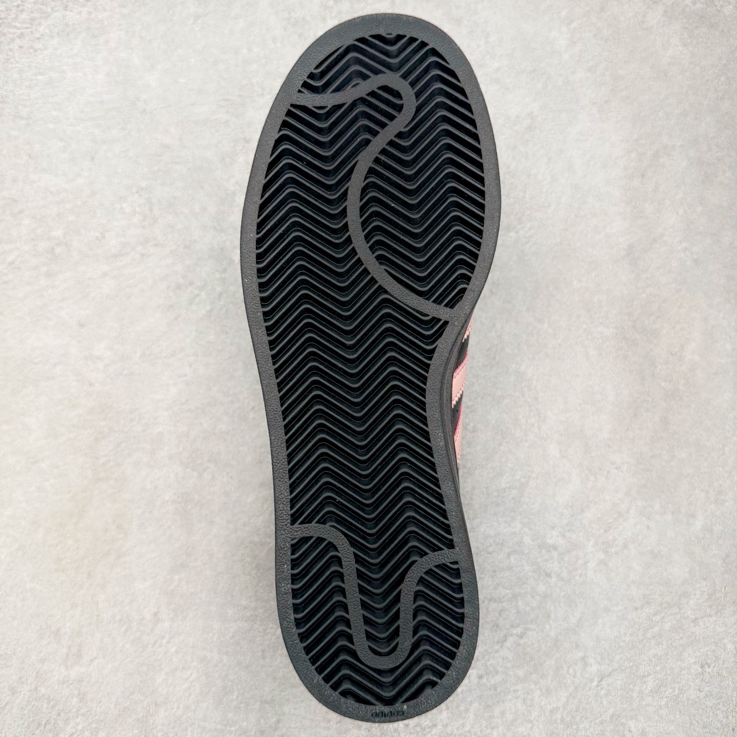 图片[9]-＃XP纯原套现福利 AD Originals Superstar 经典复古贝壳头板鞋 JH9977 诞生于1969年 是第一双将全皮面鞋 身与橡胶鞋头结合在一起的低帮篮球鞋 Superstar最开始 是作为高帮篮球鞋Pro Model的低帮版本而出现的 但因为其独特和醒目的橡胶鞋头造型而让大家熟知 被大家形象地称为\\\”shelltoe\\\”贝壳头 在70年代的美国职业篮球场上 接近3/4的NBA球员都将这双Superstar作为场上用鞋 80年代之后 经过不断的改良和发展 Superstar逐渐成为横跨时装、音乐、街头文化、休闲和运动等各大领域的时尚潮鞋 尺码：36 36.5 37 38 38.5 39 40 40.5 41 42 42.5 43 44 44.5 45-选品中心