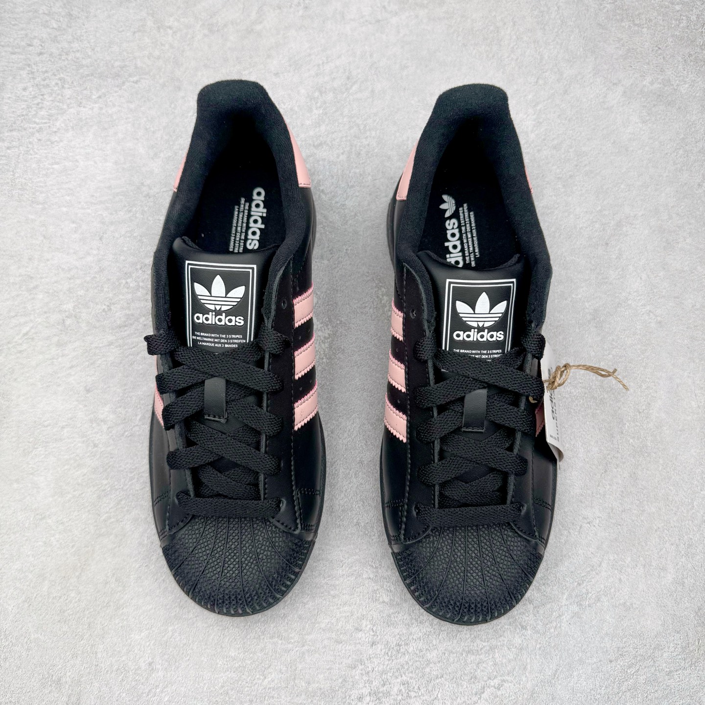 图片[2]-＃XP纯原套现福利 AD Originals Superstar 经典复古贝壳头板鞋 JH9977 诞生于1969年 是第一双将全皮面鞋 身与橡胶鞋头结合在一起的低帮篮球鞋 Superstar最开始 是作为高帮篮球鞋Pro Model的低帮版本而出现的 但因为其独特和醒目的橡胶鞋头造型而让大家熟知 被大家形象地称为\\\”shelltoe\\\”贝壳头 在70年代的美国职业篮球场上 接近3/4的NBA球员都将这双Superstar作为场上用鞋 80年代之后 经过不断的改良和发展 Superstar逐渐成为横跨时装、音乐、街头文化、休闲和运动等各大领域的时尚潮鞋 尺码：36 36.5 37 38 38.5 39 40 40.5 41 42 42.5 43 44 44.5 45-选品中心