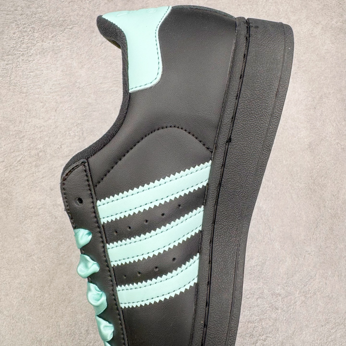 图片[7]-＃XP纯原套现福利 AD Originals Superstar 经典复古贝壳头板鞋 JH9977 诞生于1969年 是第一双将全皮面鞋 身与橡胶鞋头结合在一起的低帮篮球鞋 Superstar最开始 是作为高帮篮球鞋Pro Model的低帮版本而出现的 但因为其独特和醒目的橡胶鞋头造型而让大家熟知 被大家形象地称为\\\”shelltoe\\\”贝壳头 在70年代的美国职业篮球场上 接近3/4的NBA球员都将这双Superstar作为场上用鞋 80年代之后 经过不断的改良和发展 Superstar逐渐成为横跨时装、音乐、街头文化、休闲和运动等各大领域的时尚潮鞋 尺码：36 36.5 37 38 38.5 39 40 40.5 41 42 42.5 43 44 44.5 45-选品中心