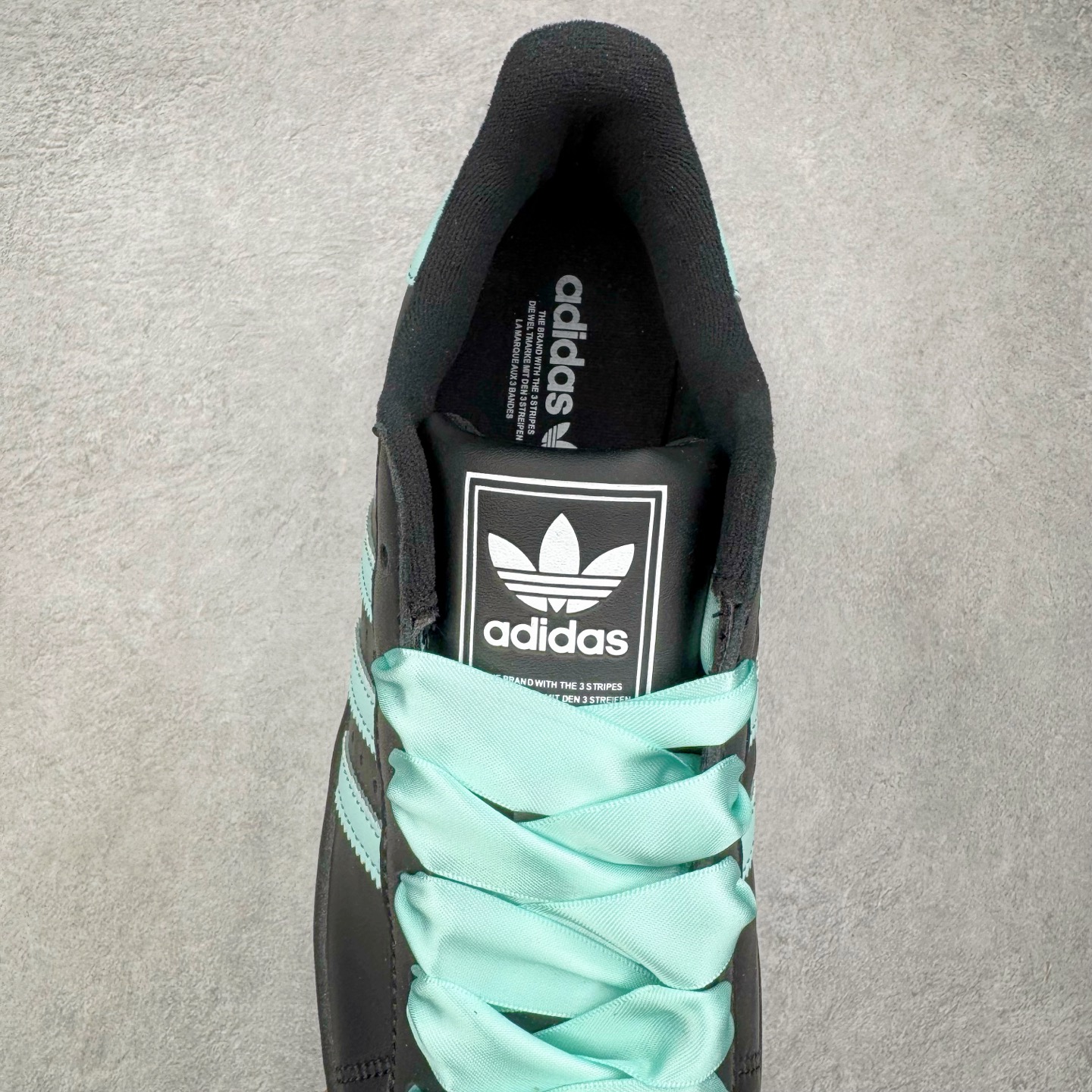 图片[5]-＃XP纯原套现福利 AD Originals Superstar 经典复古贝壳头板鞋 JH9977 诞生于1969年 是第一双将全皮面鞋 身与橡胶鞋头结合在一起的低帮篮球鞋 Superstar最开始 是作为高帮篮球鞋Pro Model的低帮版本而出现的 但因为其独特和醒目的橡胶鞋头造型而让大家熟知 被大家形象地称为\\\”shelltoe\\\”贝壳头 在70年代的美国职业篮球场上 接近3/4的NBA球员都将这双Superstar作为场上用鞋 80年代之后 经过不断的改良和发展 Superstar逐渐成为横跨时装、音乐、街头文化、休闲和运动等各大领域的时尚潮鞋 尺码：36 36.5 37 38 38.5 39 40 40.5 41 42 42.5 43 44 44.5 45-选品中心