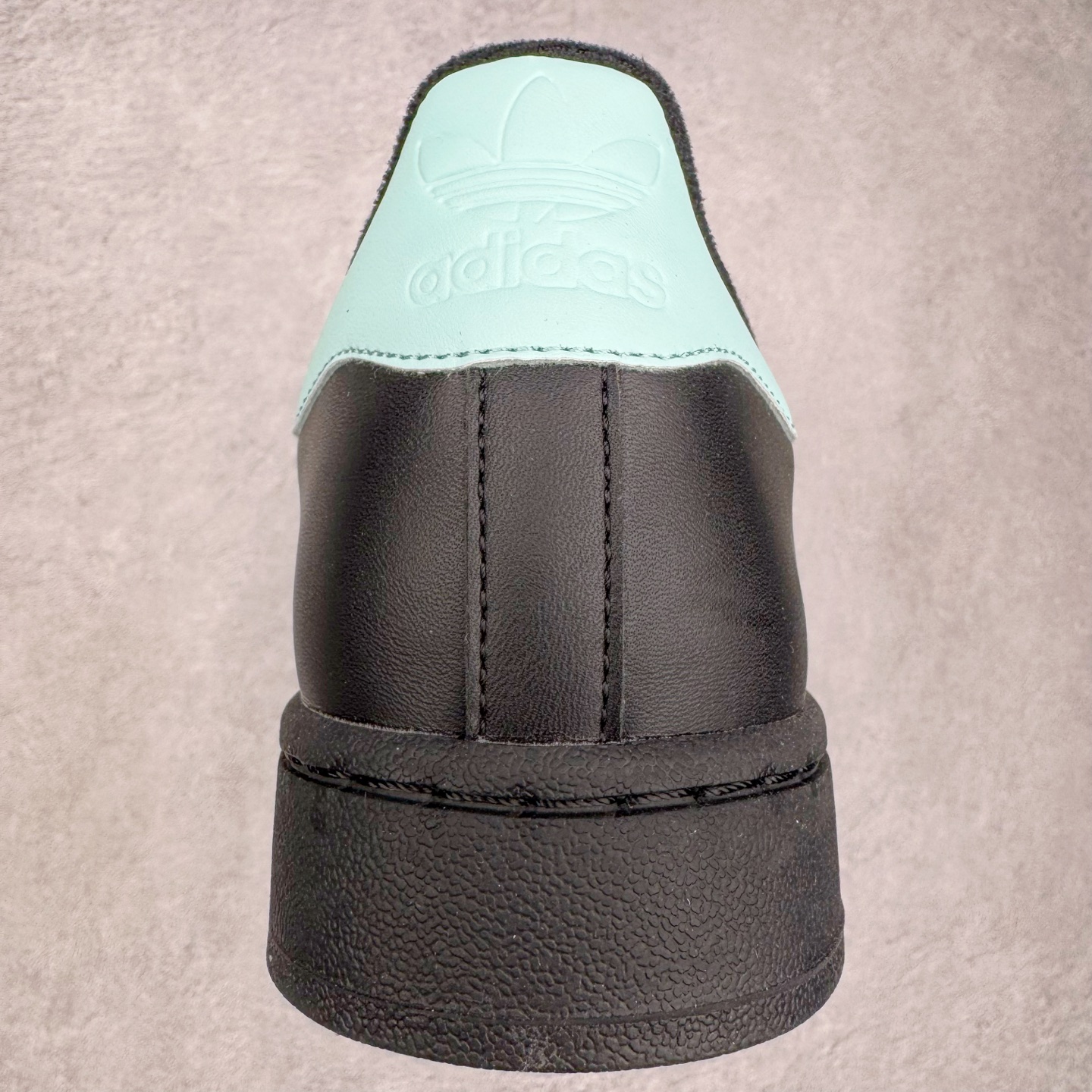 图片[8]-＃XP纯原套现福利 AD Originals Superstar 经典复古贝壳头板鞋 JH9977 诞生于1969年 是第一双将全皮面鞋 身与橡胶鞋头结合在一起的低帮篮球鞋 Superstar最开始 是作为高帮篮球鞋Pro Model的低帮版本而出现的 但因为其独特和醒目的橡胶鞋头造型而让大家熟知 被大家形象地称为\\\”shelltoe\\\”贝壳头 在70年代的美国职业篮球场上 接近3/4的NBA球员都将这双Superstar作为场上用鞋 80年代之后 经过不断的改良和发展 Superstar逐渐成为横跨时装、音乐、街头文化、休闲和运动等各大领域的时尚潮鞋 尺码：36 36.5 37 38 38.5 39 40 40.5 41 42 42.5 43 44 44.5 45-选品中心