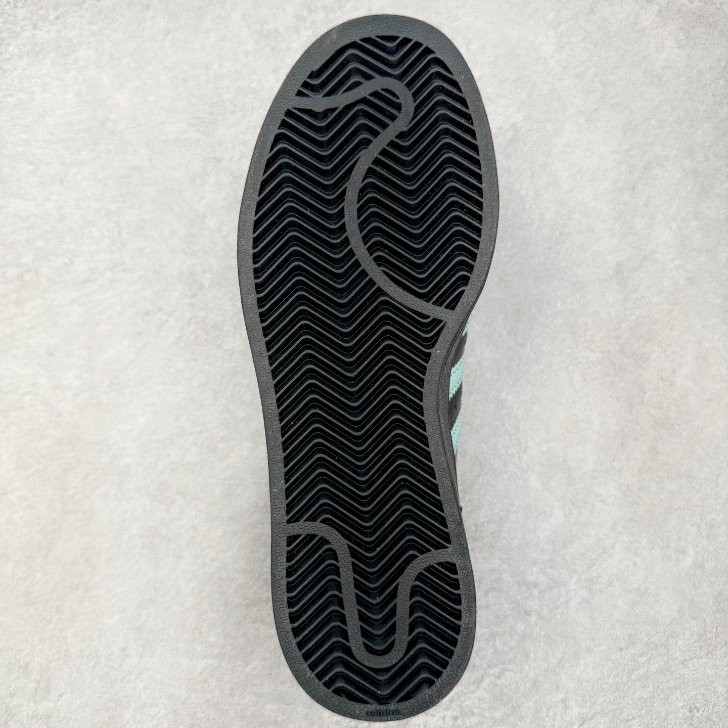 图片[9]-＃XP纯原套现福利 AD Originals Superstar 经典复古贝壳头板鞋 JH9977 诞生于1969年 是第一双将全皮面鞋 身与橡胶鞋头结合在一起的低帮篮球鞋 Superstar最开始 是作为高帮篮球鞋Pro Model的低帮版本而出现的 但因为其独特和醒目的橡胶鞋头造型而让大家熟知 被大家形象地称为\\\”shelltoe\\\”贝壳头 在70年代的美国职业篮球场上 接近3/4的NBA球员都将这双Superstar作为场上用鞋 80年代之后 经过不断的改良和发展 Superstar逐渐成为横跨时装、音乐、街头文化、休闲和运动等各大领域的时尚潮鞋 尺码：36 36.5 37 38 38.5 39 40 40.5 41 42 42.5 43 44 44.5 45-选品中心