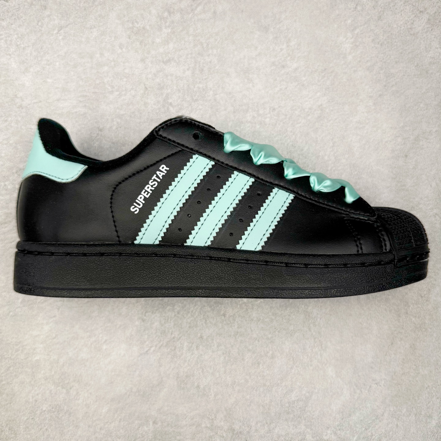 ＃XP纯原套现福利 AD Originals Superstar 经典复古贝壳头板鞋 JH9977 诞生于1969年 是第一双将全皮面鞋 身与橡胶鞋头结合在一起的低帮篮球鞋 Superstar最开始 是作为高帮篮球鞋Pro Model的低帮版本而出现的 但因为其独特和醒目的橡胶鞋头造型而让大家熟知 被大家形象地称为\\\