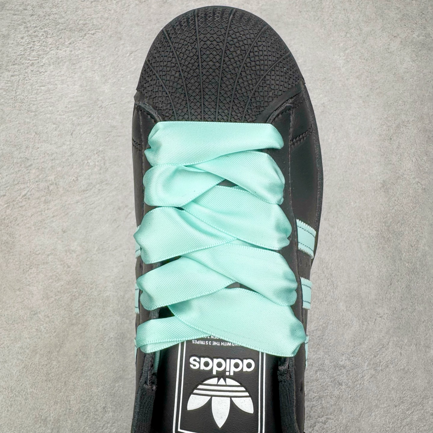 图片[4]-＃XP纯原套现福利 AD Originals Superstar 经典复古贝壳头板鞋 JH9977 诞生于1969年 是第一双将全皮面鞋 身与橡胶鞋头结合在一起的低帮篮球鞋 Superstar最开始 是作为高帮篮球鞋Pro Model的低帮版本而出现的 但因为其独特和醒目的橡胶鞋头造型而让大家熟知 被大家形象地称为\\\”shelltoe\\\”贝壳头 在70年代的美国职业篮球场上 接近3/4的NBA球员都将这双Superstar作为场上用鞋 80年代之后 经过不断的改良和发展 Superstar逐渐成为横跨时装、音乐、街头文化、休闲和运动等各大领域的时尚潮鞋 尺码：36 36.5 37 38 38.5 39 40 40.5 41 42 42.5 43 44 44.5 45-选品中心