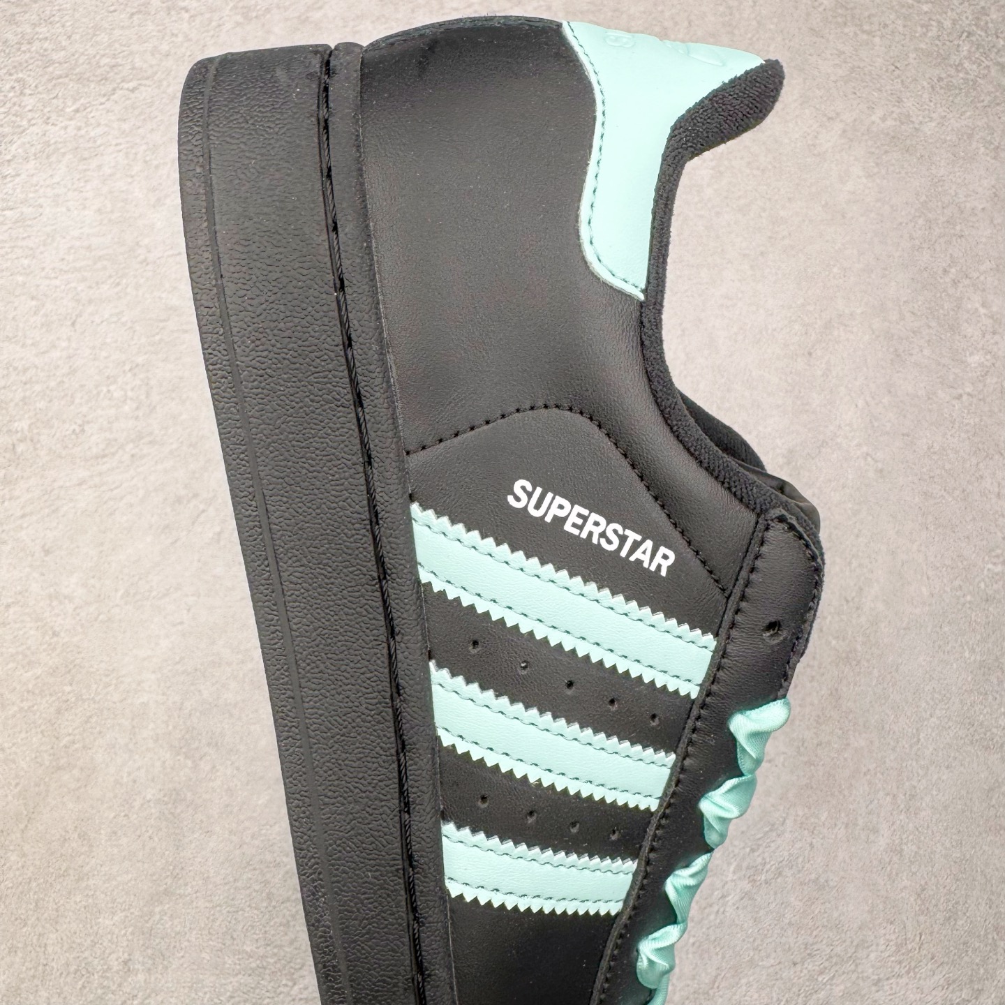 图片[6]-＃XP纯原套现福利 AD Originals Superstar 经典复古贝壳头板鞋 JH9977 诞生于1969年 是第一双将全皮面鞋 身与橡胶鞋头结合在一起的低帮篮球鞋 Superstar最开始 是作为高帮篮球鞋Pro Model的低帮版本而出现的 但因为其独特和醒目的橡胶鞋头造型而让大家熟知 被大家形象地称为\\\”shelltoe\\\”贝壳头 在70年代的美国职业篮球场上 接近3/4的NBA球员都将这双Superstar作为场上用鞋 80年代之后 经过不断的改良和发展 Superstar逐渐成为横跨时装、音乐、街头文化、休闲和运动等各大领域的时尚潮鞋 尺码：36 36.5 37 38 38.5 39 40 40.5 41 42 42.5 43 44 44.5 45-选品中心