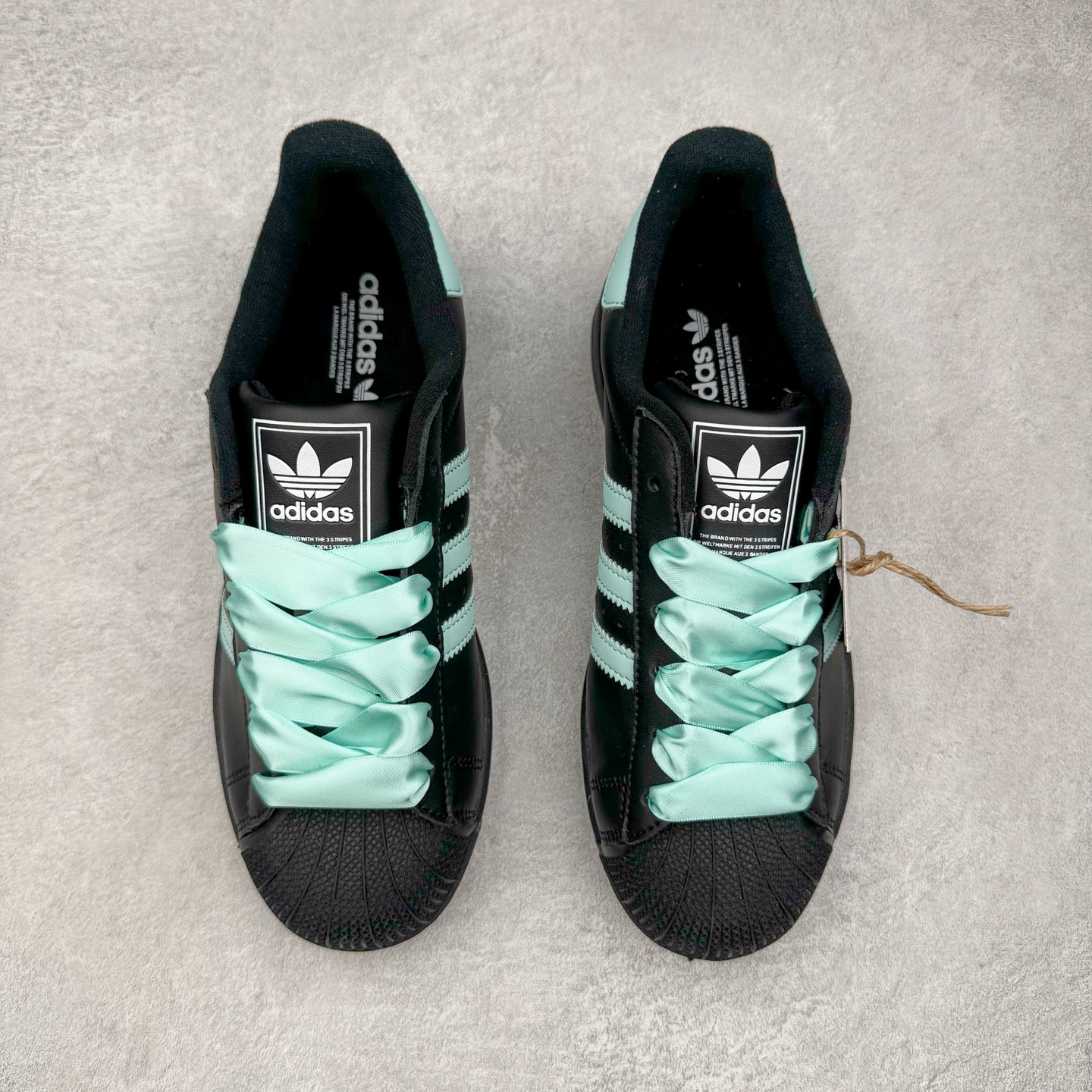 图片[2]-＃XP纯原套现福利 AD Originals Superstar 经典复古贝壳头板鞋 JH9977 诞生于1969年 是第一双将全皮面鞋 身与橡胶鞋头结合在一起的低帮篮球鞋 Superstar最开始 是作为高帮篮球鞋Pro Model的低帮版本而出现的 但因为其独特和醒目的橡胶鞋头造型而让大家熟知 被大家形象地称为\\\”shelltoe\\\”贝壳头 在70年代的美国职业篮球场上 接近3/4的NBA球员都将这双Superstar作为场上用鞋 80年代之后 经过不断的改良和发展 Superstar逐渐成为横跨时装、音乐、街头文化、休闲和运动等各大领域的时尚潮鞋 尺码：36 36.5 37 38 38.5 39 40 40.5 41 42 42.5 43 44 44.5 45-选品中心