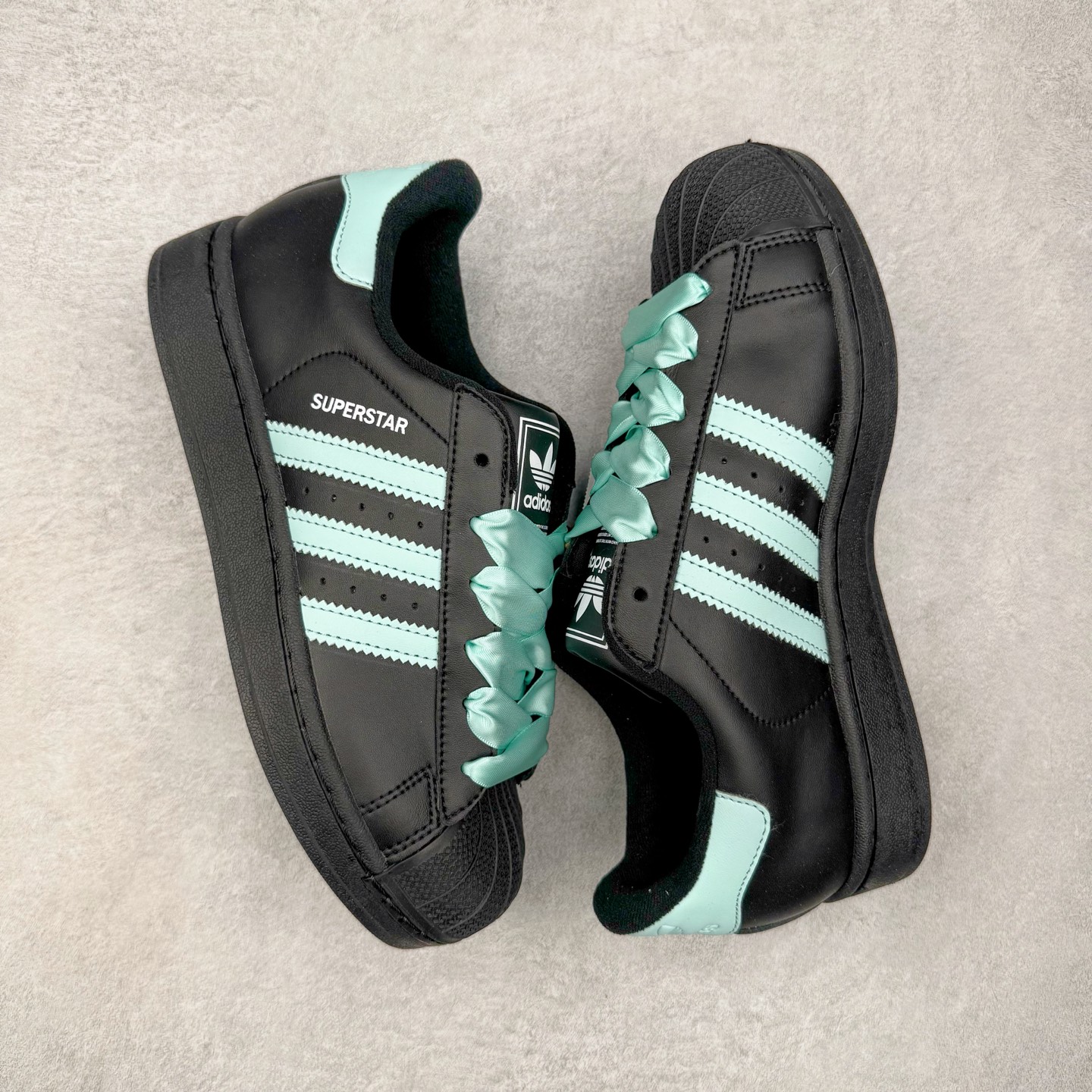 图片[3]-＃XP纯原套现福利 AD Originals Superstar 经典复古贝壳头板鞋 JH9977 诞生于1969年 是第一双将全皮面鞋 身与橡胶鞋头结合在一起的低帮篮球鞋 Superstar最开始 是作为高帮篮球鞋Pro Model的低帮版本而出现的 但因为其独特和醒目的橡胶鞋头造型而让大家熟知 被大家形象地称为\\\”shelltoe\\\”贝壳头 在70年代的美国职业篮球场上 接近3/4的NBA球员都将这双Superstar作为场上用鞋 80年代之后 经过不断的改良和发展 Superstar逐渐成为横跨时装、音乐、街头文化、休闲和运动等各大领域的时尚潮鞋 尺码：36 36.5 37 38 38.5 39 40 40.5 41 42 42.5 43 44 44.5 45-选品中心