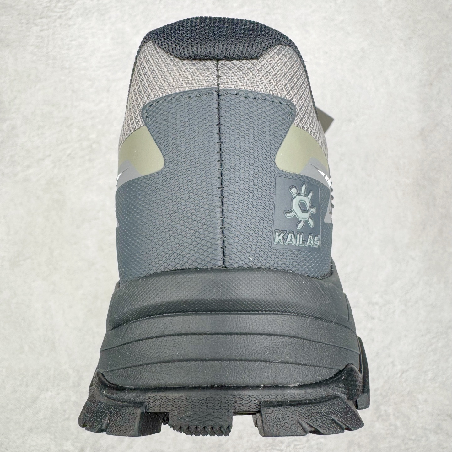 图片[8]-＃K版 KAILAS 凯乐石远征5代 FLT 舒适简约经典登山 防滑耐磨防水低帮徒步鞋 KAILAS凯乐石品牌是全球三大全系攀登品牌之一，于2003年创立于中国广州，致力于为有攀登梦想的户外运动员及爱好者，研发制造功能性专业装备，满足他们在极限环境下安全舒适的需求，凯乐石专注于科技面料的开发及专业功能设计，产品线覆盖登山、攀岩、徒步、越野跑山、露营、旅行等多项户外运动，通过运动员的测试反馈，不断进化迭代，产品荣获国内外大奖71座，发明专利21个，更突破性的自主研发攀登器械，打造出中国的攀登硬实力。实拍调校N版已经零色差零失真 百分百还原实物色彩所见即所得 不存在货不对板色差等低级问题 选购参考实物拍摄 不混卖不参货 只用心做好货严格选品 承诺混一赔十 尺码：36 36.5 37.5 38 38.5 39 39.5 40 40.5 41 41.5 42 42.5 43 44 44.5 45-选品中心