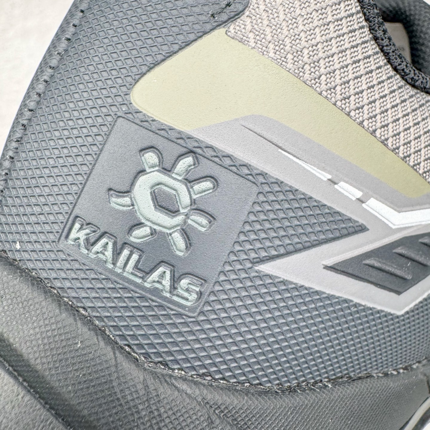 图片[13]-＃K版 KAILAS 凯乐石远征5代 FLT 舒适简约经典登山 防滑耐磨防水低帮徒步鞋 KAILAS凯乐石品牌是全球三大全系攀登品牌之一，于2003年创立于中国广州，致力于为有攀登梦想的户外运动员及爱好者，研发制造功能性专业装备，满足他们在极限环境下安全舒适的需求，凯乐石专注于科技面料的开发及专业功能设计，产品线覆盖登山、攀岩、徒步、越野跑山、露营、旅行等多项户外运动，通过运动员的测试反馈，不断进化迭代，产品荣获国内外大奖71座，发明专利21个，更突破性的自主研发攀登器械，打造出中国的攀登硬实力。实拍调校N版已经零色差零失真 百分百还原实物色彩所见即所得 不存在货不对板色差等低级问题 选购参考实物拍摄 不混卖不参货 只用心做好货严格选品 承诺混一赔十 尺码：36 36.5 37.5 38 38.5 39 39.5 40 40.5 41 41.5 42 42.5 43 44 44.5 45-选品中心