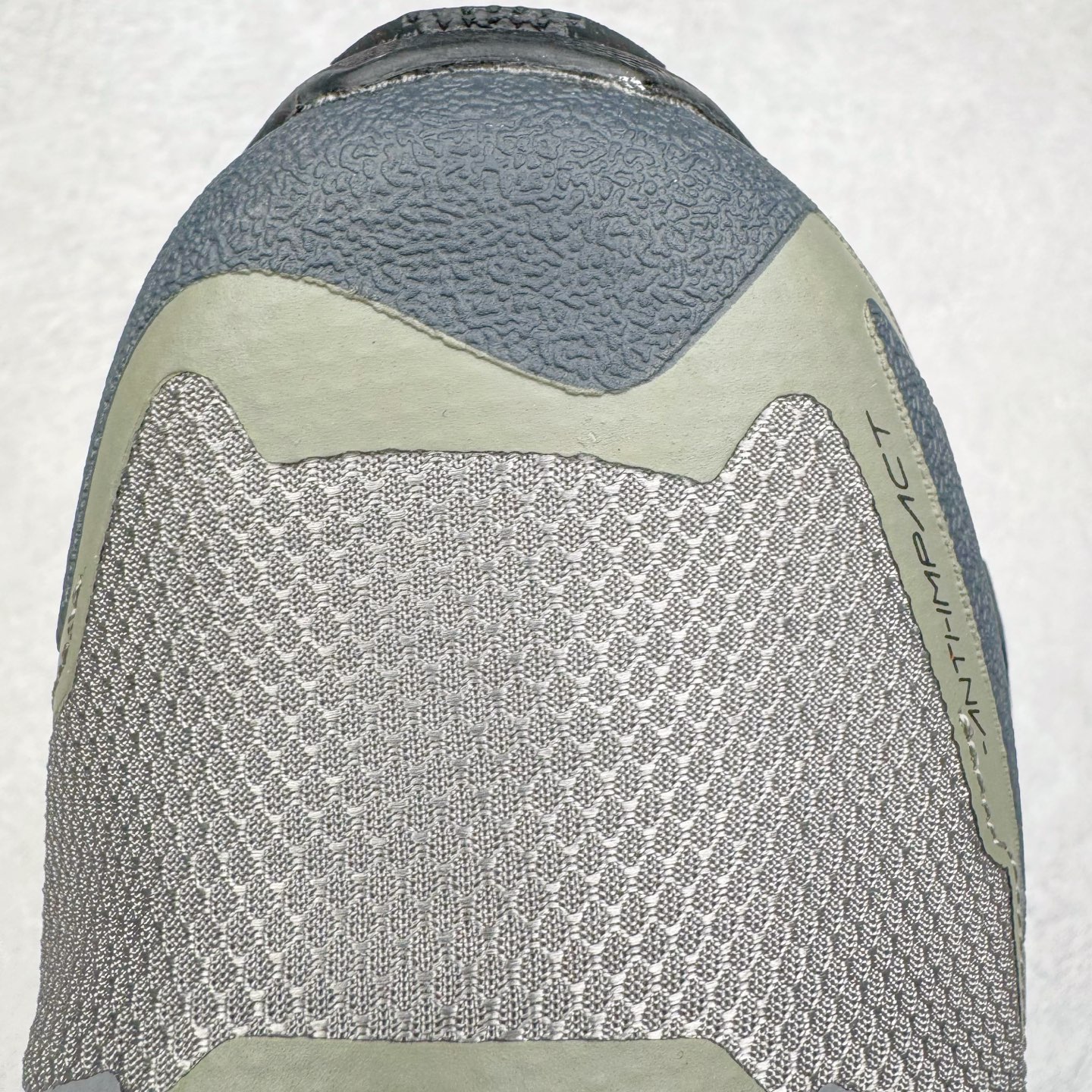 图片[12]-＃K版 KAILAS 凯乐石远征5代 FLT 舒适简约经典登山 防滑耐磨防水低帮徒步鞋 KAILAS凯乐石品牌是全球三大全系攀登品牌之一，于2003年创立于中国广州，致力于为有攀登梦想的户外运动员及爱好者，研发制造功能性专业装备，满足他们在极限环境下安全舒适的需求，凯乐石专注于科技面料的开发及专业功能设计，产品线覆盖登山、攀岩、徒步、越野跑山、露营、旅行等多项户外运动，通过运动员的测试反馈，不断进化迭代，产品荣获国内外大奖71座，发明专利21个，更突破性的自主研发攀登器械，打造出中国的攀登硬实力。实拍调校N版已经零色差零失真 百分百还原实物色彩所见即所得 不存在货不对板色差等低级问题 选购参考实物拍摄 不混卖不参货 只用心做好货严格选品 承诺混一赔十 尺码：36 36.5 37.5 38 38.5 39 39.5 40 40.5 41 41.5 42 42.5 43 44 44.5 45-选品中心