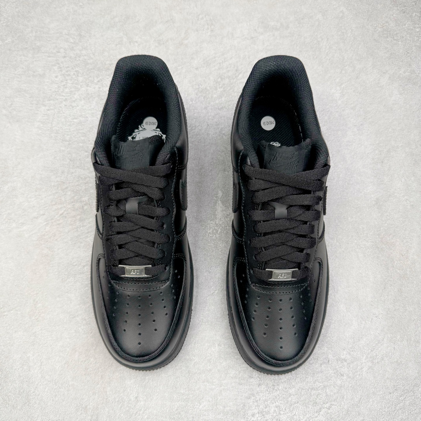 图片[2]-＃LZ NK Air Force 1 Low \’07 空军一号低帮经典板鞋 纯黑 CW2288-001 同步官方2022全新版本 不规则波浪大底咬花 全鞋电脑针车 工整有序 视觉效果满分 原厂拉帮手法 标准四线 密度针距针孔大小控制到位 原装反口里网布海绵 正确卡色网眼大小 新版鞋撑改用纸团代替 原厂港宝加持完美还原灵魂版型 原盒原配从里到外百分百还原 原厂全头层原厂皮料 原标原盒 内置Sole气垫 中底白色背胶 中底划线 已经无限的接近公司 原厂楦头 原厂刺绣 后跟弧度修正 独家私模最大开发到47.5 尺码：35.5 36 36.5 37.5 38 38.5 39 40 40.5 41 42 42.5 43 44 44.5 45 46 47.5-选品中心