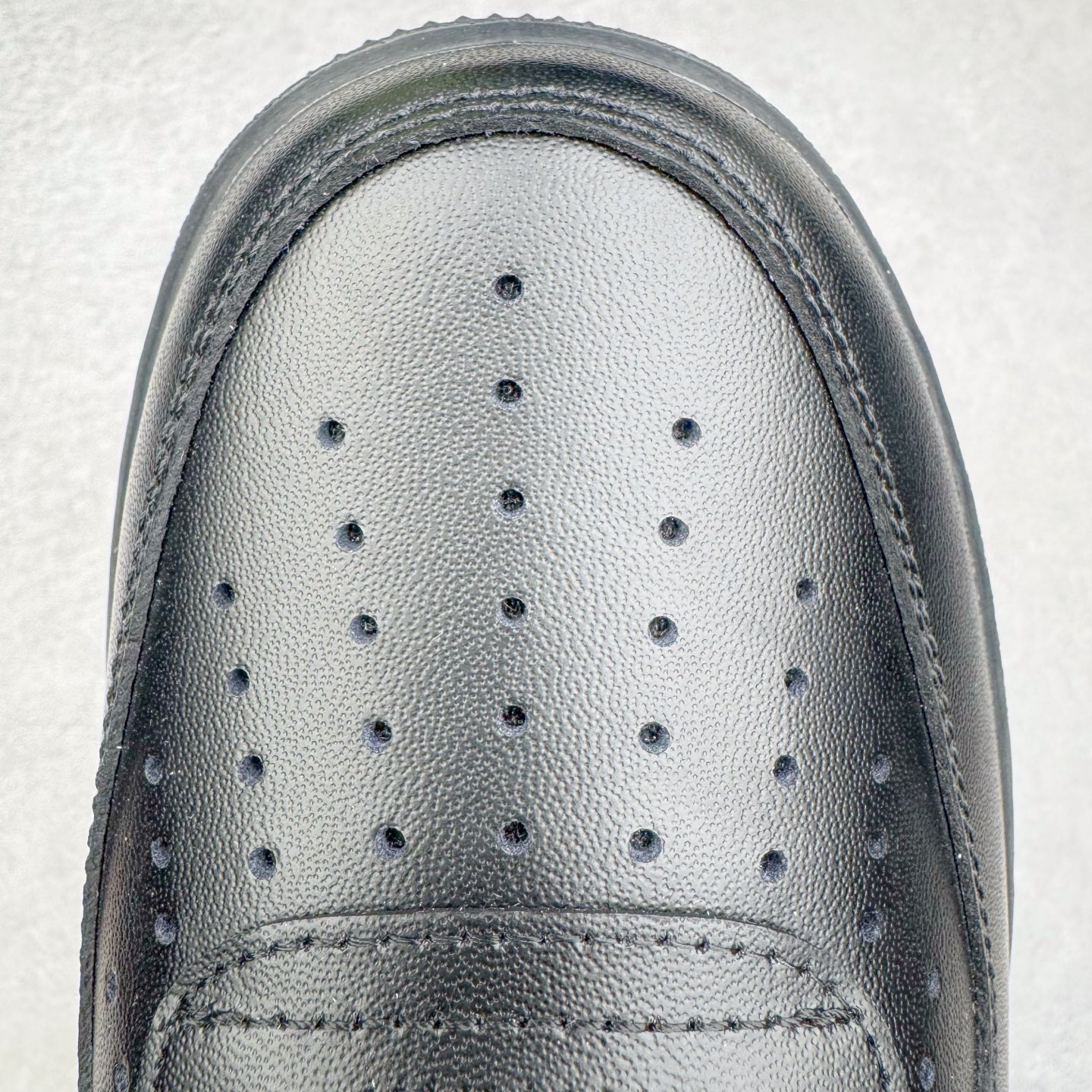 图片[17]-＃LZ NK Air Force 1 Low \’07 空军一号低帮经典板鞋 纯黑 CW2288-001 同步官方2022全新版本 不规则波浪大底咬花 全鞋电脑针车 工整有序 视觉效果满分 原厂拉帮手法 标准四线 密度针距针孔大小控制到位 原装反口里网布海绵 正确卡色网眼大小 新版鞋撑改用纸团代替 原厂港宝加持完美还原灵魂版型 原盒原配从里到外百分百还原 原厂全头层原厂皮料 原标原盒 内置Sole气垫 中底白色背胶 中底划线 已经无限的接近公司 原厂楦头 原厂刺绣 后跟弧度修正 独家私模最大开发到47.5 尺码：35.5 36 36.5 37.5 38 38.5 39 40 40.5 41 42 42.5 43 44 44.5 45 46 47.5-选品中心