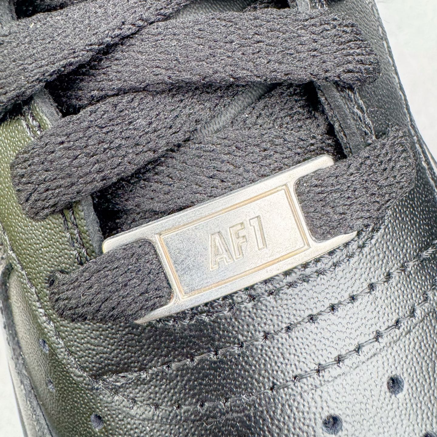 图片[16]-＃LZ NK Air Force 1 Low \’07 空军一号低帮经典板鞋 纯黑 CW2288-001 同步官方2022全新版本 不规则波浪大底咬花 全鞋电脑针车 工整有序 视觉效果满分 原厂拉帮手法 标准四线 密度针距针孔大小控制到位 原装反口里网布海绵 正确卡色网眼大小 新版鞋撑改用纸团代替 原厂港宝加持完美还原灵魂版型 原盒原配从里到外百分百还原 原厂全头层原厂皮料 原标原盒 内置Sole气垫 中底白色背胶 中底划线 已经无限的接近公司 原厂楦头 原厂刺绣 后跟弧度修正 独家私模最大开发到47.5 尺码：35.5 36 36.5 37.5 38 38.5 39 40 40.5 41 42 42.5 43 44 44.5 45 46 47.5-选品中心