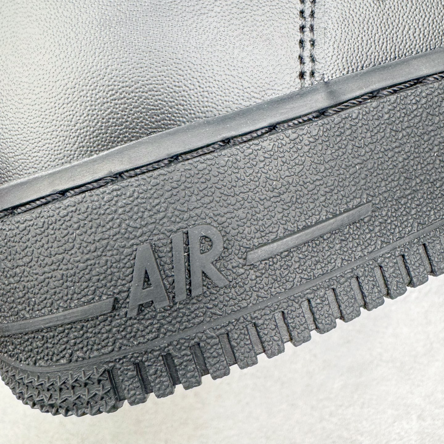 图片[22]-＃LZ NK Air Force 1 Low \’07 空军一号低帮经典板鞋 纯黑 CW2288-001 同步官方2022全新版本 不规则波浪大底咬花 全鞋电脑针车 工整有序 视觉效果满分 原厂拉帮手法 标准四线 密度针距针孔大小控制到位 原装反口里网布海绵 正确卡色网眼大小 新版鞋撑改用纸团代替 原厂港宝加持完美还原灵魂版型 原盒原配从里到外百分百还原 原厂全头层原厂皮料 原标原盒 内置Sole气垫 中底白色背胶 中底划线 已经无限的接近公司 原厂楦头 原厂刺绣 后跟弧度修正 独家私模最大开发到47.5 尺码：35.5 36 36.5 37.5 38 38.5 39 40 40.5 41 42 42.5 43 44 44.5 45 46 47.5-选品中心