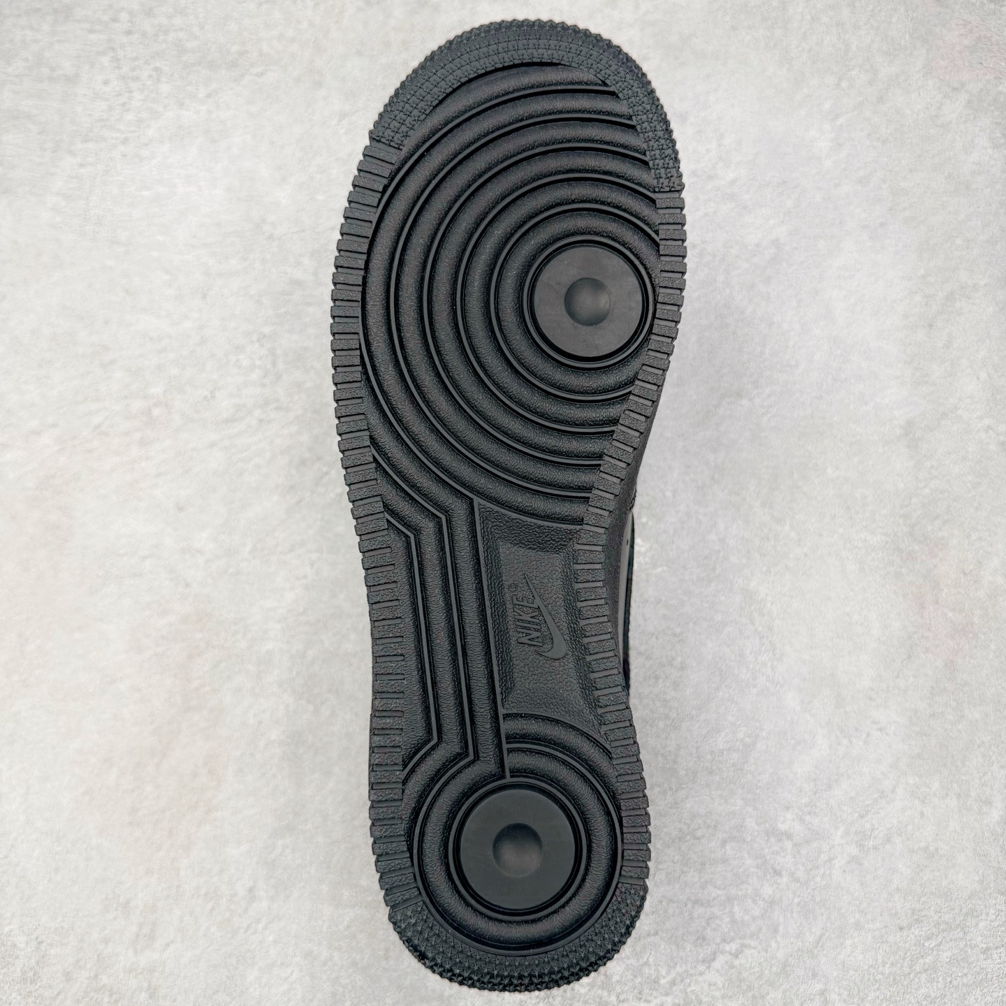 图片[9]-＃LZ NK Air Force 1 Low \’07 空军一号低帮经典板鞋 纯黑 CW2288-001 同步官方2022全新版本 不规则波浪大底咬花 全鞋电脑针车 工整有序 视觉效果满分 原厂拉帮手法 标准四线 密度针距针孔大小控制到位 原装反口里网布海绵 正确卡色网眼大小 新版鞋撑改用纸团代替 原厂港宝加持完美还原灵魂版型 原盒原配从里到外百分百还原 原厂全头层原厂皮料 原标原盒 内置Sole气垫 中底白色背胶 中底划线 已经无限的接近公司 原厂楦头 原厂刺绣 后跟弧度修正 独家私模最大开发到47.5 尺码：35.5 36 36.5 37.5 38 38.5 39 40 40.5 41 42 42.5 43 44 44.5 45 46 47.5-选品中心