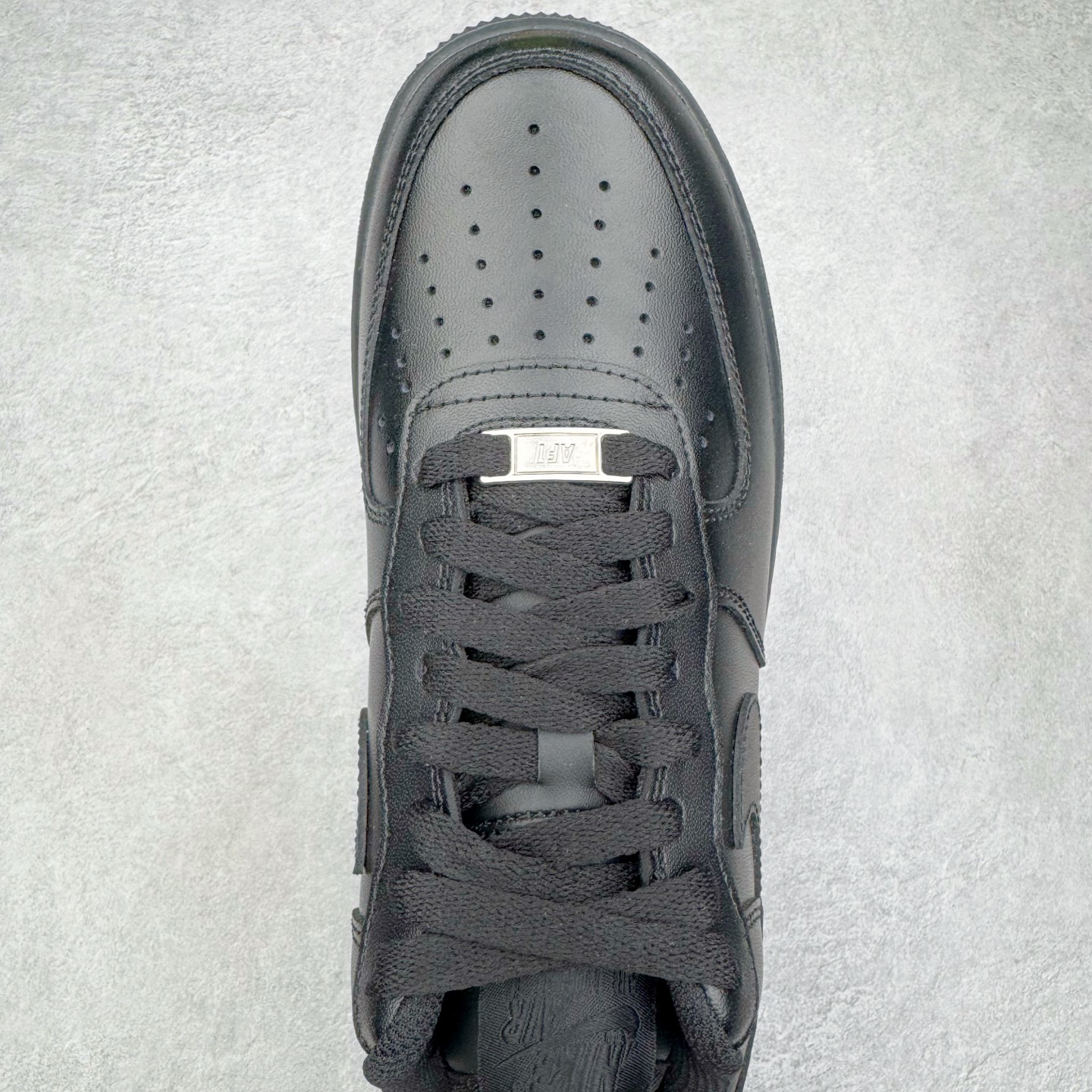 图片[4]-＃LZ NK Air Force 1 Low \’07 空军一号低帮经典板鞋 纯黑 CW2288-001 同步官方2022全新版本 不规则波浪大底咬花 全鞋电脑针车 工整有序 视觉效果满分 原厂拉帮手法 标准四线 密度针距针孔大小控制到位 原装反口里网布海绵 正确卡色网眼大小 新版鞋撑改用纸团代替 原厂港宝加持完美还原灵魂版型 原盒原配从里到外百分百还原 原厂全头层原厂皮料 原标原盒 内置Sole气垫 中底白色背胶 中底划线 已经无限的接近公司 原厂楦头 原厂刺绣 后跟弧度修正 独家私模最大开发到47.5 尺码：35.5 36 36.5 37.5 38 38.5 39 40 40.5 41 42 42.5 43 44 44.5 45 46 47.5-选品中心