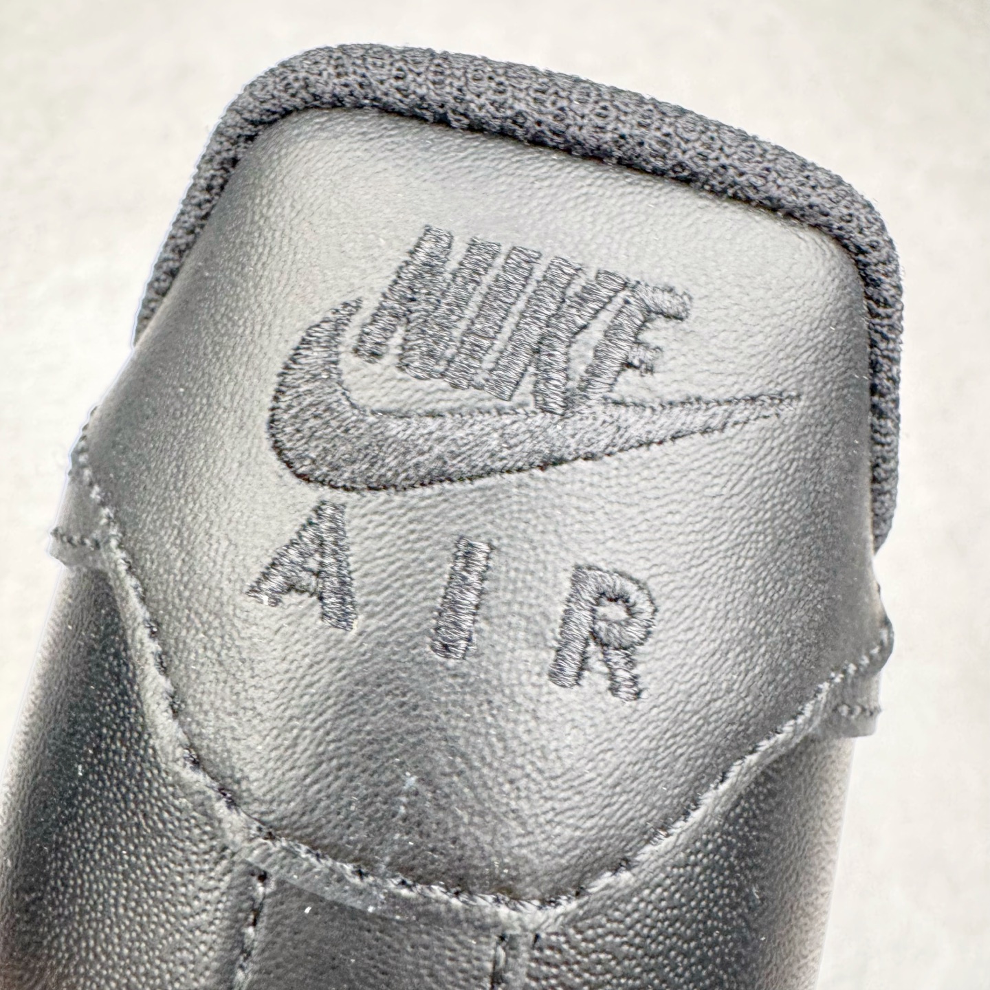 图片[18]-＃LZ NK Air Force 1 Low \’07 空军一号低帮经典板鞋 纯黑 CW2288-001 同步官方2022全新版本 不规则波浪大底咬花 全鞋电脑针车 工整有序 视觉效果满分 原厂拉帮手法 标准四线 密度针距针孔大小控制到位 原装反口里网布海绵 正确卡色网眼大小 新版鞋撑改用纸团代替 原厂港宝加持完美还原灵魂版型 原盒原配从里到外百分百还原 原厂全头层原厂皮料 原标原盒 内置Sole气垫 中底白色背胶 中底划线 已经无限的接近公司 原厂楦头 原厂刺绣 后跟弧度修正 独家私模最大开发到47.5 尺码：35.5 36 36.5 37.5 38 38.5 39 40 40.5 41 42 42.5 43 44 44.5 45 46 47.5-选品中心