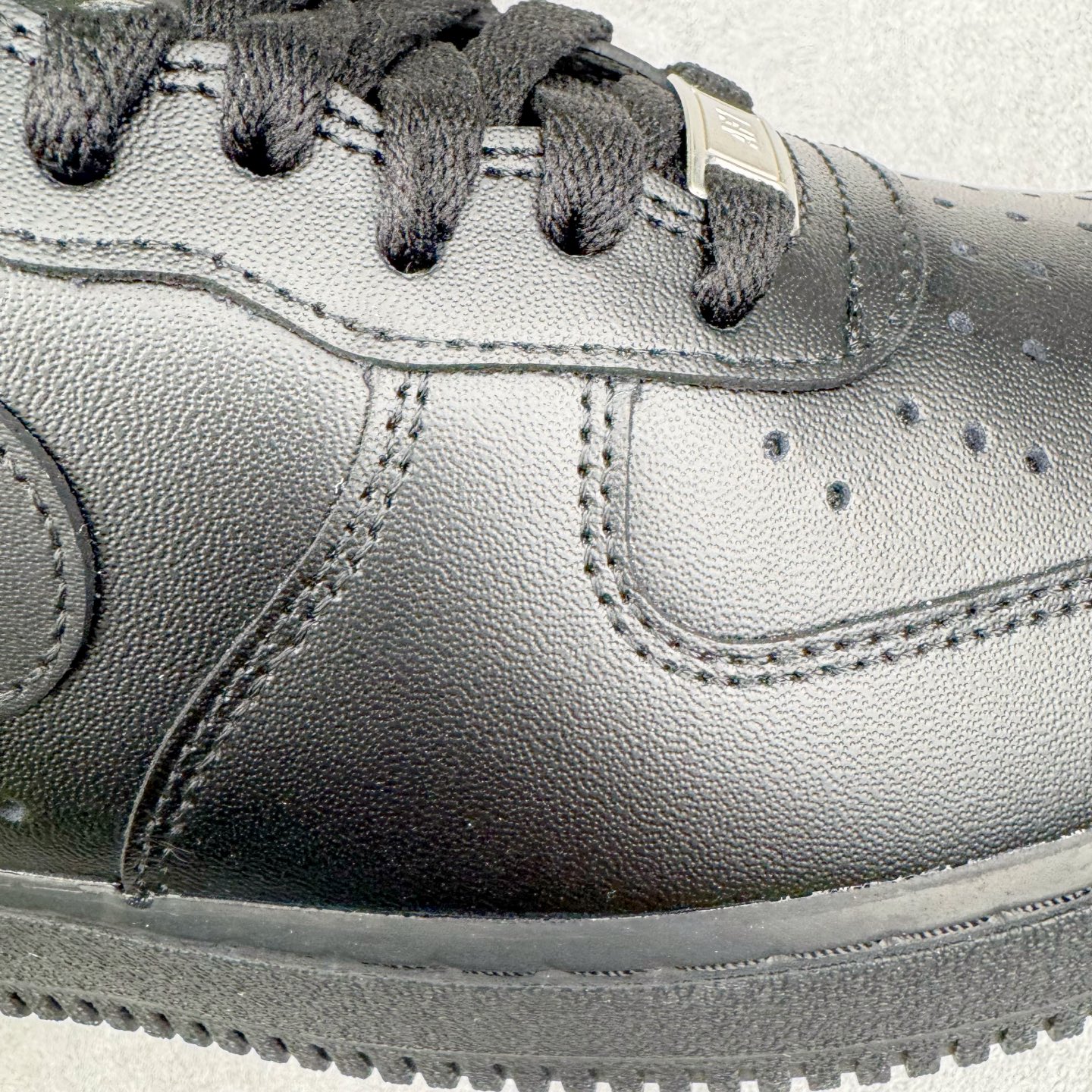 图片[20]-＃LZ NK Air Force 1 Low \’07 空军一号低帮经典板鞋 纯黑 CW2288-001 同步官方2022全新版本 不规则波浪大底咬花 全鞋电脑针车 工整有序 视觉效果满分 原厂拉帮手法 标准四线 密度针距针孔大小控制到位 原装反口里网布海绵 正确卡色网眼大小 新版鞋撑改用纸团代替 原厂港宝加持完美还原灵魂版型 原盒原配从里到外百分百还原 原厂全头层原厂皮料 原标原盒 内置Sole气垫 中底白色背胶 中底划线 已经无限的接近公司 原厂楦头 原厂刺绣 后跟弧度修正 独家私模最大开发到47.5 尺码：35.5 36 36.5 37.5 38 38.5 39 40 40.5 41 42 42.5 43 44 44.5 45 46 47.5-选品中心