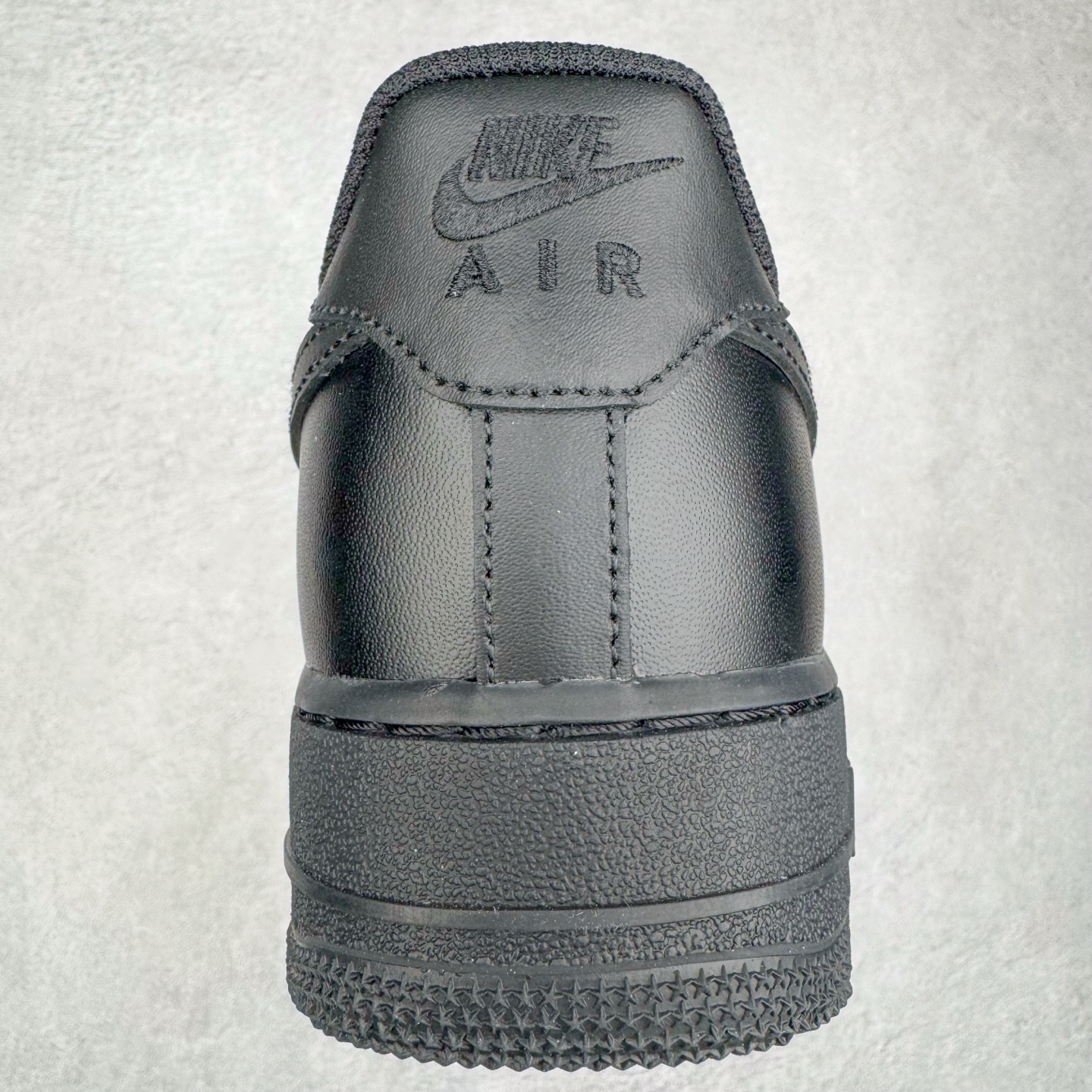 图片[24]-＃LZ NK Air Force 1 Low \’07 空军一号低帮经典板鞋 纯黑 CW2288-001 同步官方2022全新版本 不规则波浪大底咬花 全鞋电脑针车 工整有序 视觉效果满分 原厂拉帮手法 标准四线 密度针距针孔大小控制到位 原装反口里网布海绵 正确卡色网眼大小 新版鞋撑改用纸团代替 原厂港宝加持完美还原灵魂版型 原盒原配从里到外百分百还原 原厂全头层原厂皮料 原标原盒 内置Sole气垫 中底白色背胶 中底划线 已经无限的接近公司 原厂楦头 原厂刺绣 后跟弧度修正 独家私模最大开发到47.5 尺码：35.5 36 36.5 37.5 38 38.5 39 40 40.5 41 42 42.5 43 44 44.5 45 46 47.5-选品中心