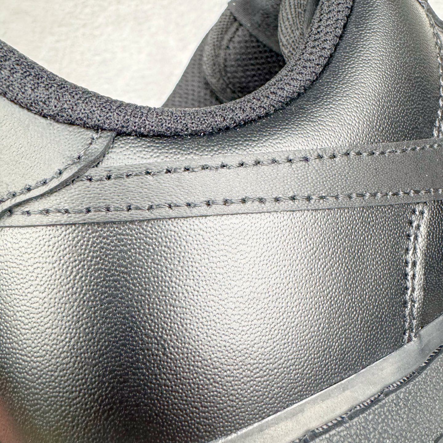 图片[19]-＃LZ NK Air Force 1 Low \’07 空军一号低帮经典板鞋 纯黑 CW2288-001 同步官方2022全新版本 不规则波浪大底咬花 全鞋电脑针车 工整有序 视觉效果满分 原厂拉帮手法 标准四线 密度针距针孔大小控制到位 原装反口里网布海绵 正确卡色网眼大小 新版鞋撑改用纸团代替 原厂港宝加持完美还原灵魂版型 原盒原配从里到外百分百还原 原厂全头层原厂皮料 原标原盒 内置Sole气垫 中底白色背胶 中底划线 已经无限的接近公司 原厂楦头 原厂刺绣 后跟弧度修正 独家私模最大开发到47.5 尺码：35.5 36 36.5 37.5 38 38.5 39 40 40.5 41 42 42.5 43 44 44.5 45 46 47.5-选品中心