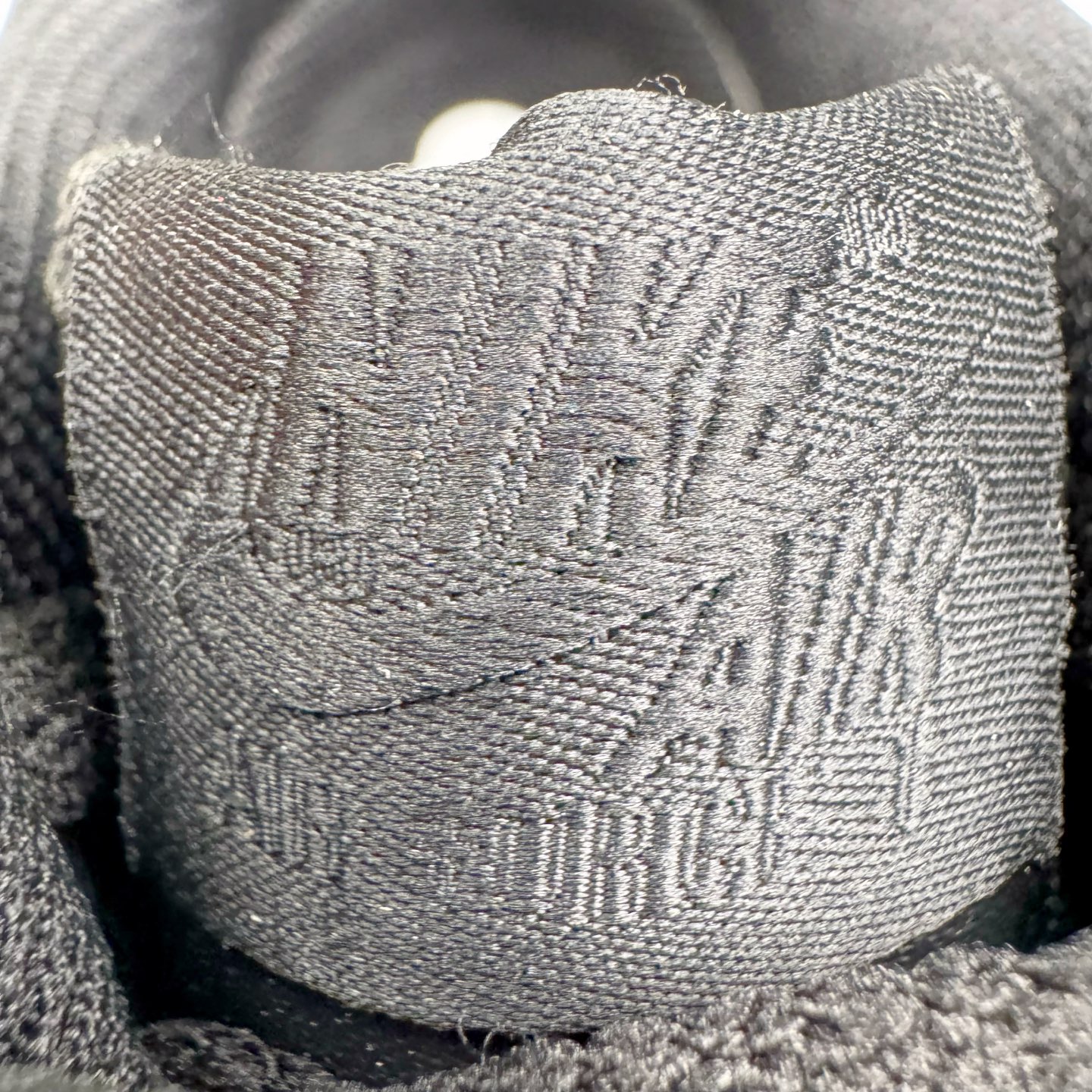 图片[15]-＃LZ NK Air Force 1 Low \’07 空军一号低帮经典板鞋 纯黑 CW2288-001 同步官方2022全新版本 不规则波浪大底咬花 全鞋电脑针车 工整有序 视觉效果满分 原厂拉帮手法 标准四线 密度针距针孔大小控制到位 原装反口里网布海绵 正确卡色网眼大小 新版鞋撑改用纸团代替 原厂港宝加持完美还原灵魂版型 原盒原配从里到外百分百还原 原厂全头层原厂皮料 原标原盒 内置Sole气垫 中底白色背胶 中底划线 已经无限的接近公司 原厂楦头 原厂刺绣 后跟弧度修正 独家私模最大开发到47.5 尺码：35.5 36 36.5 37.5 38 38.5 39 40 40.5 41 42 42.5 43 44 44.5 45 46 47.5-选品中心