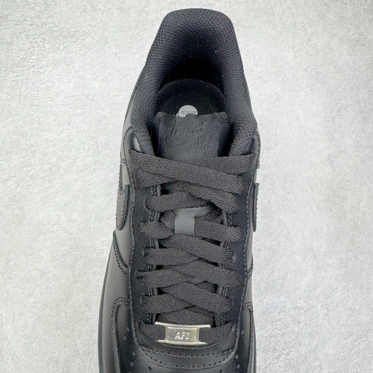 图片[5]-＃LZ NK Air Force 1 Low \’07 空军一号低帮经典板鞋 纯黑 CW2288-001 同步官方2022全新版本 不规则波浪大底咬花 全鞋电脑针车 工整有序 视觉效果满分 原厂拉帮手法 标准四线 密度针距针孔大小控制到位 原装反口里网布海绵 正确卡色网眼大小 新版鞋撑改用纸团代替 原厂港宝加持完美还原灵魂版型 原盒原配从里到外百分百还原 原厂全头层原厂皮料 原标原盒 内置Sole气垫 中底白色背胶 中底划线 已经无限的接近公司 原厂楦头 原厂刺绣 后跟弧度修正 独家私模最大开发到47.5 尺码：35.5 36 36.5 37.5 38 38.5 39 40 40.5 41 42 42.5 43 44 44.5 45 46 47.5-选品中心