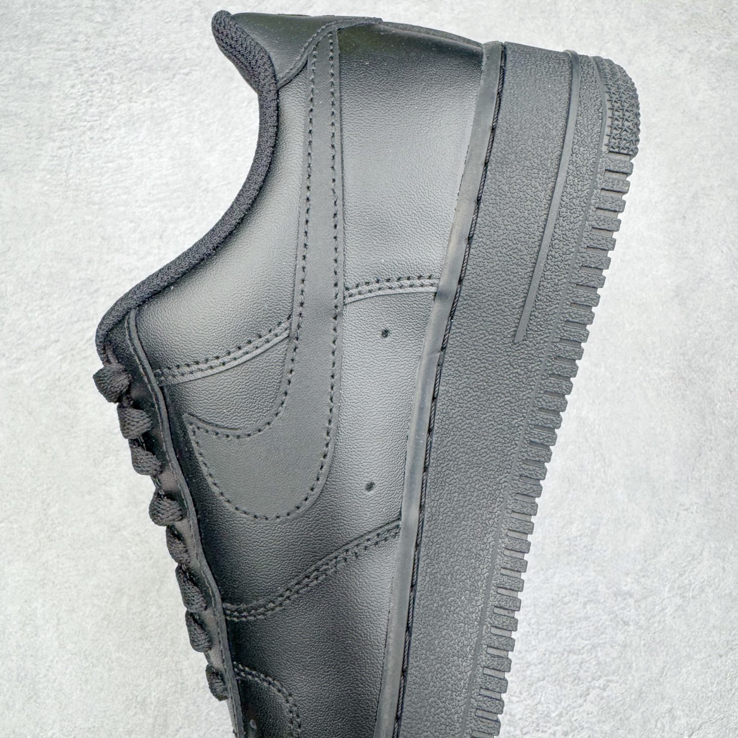 图片[7]-＃LZ NK Air Force 1 Low \’07 空军一号低帮经典板鞋 纯黑 CW2288-001 同步官方2022全新版本 不规则波浪大底咬花 全鞋电脑针车 工整有序 视觉效果满分 原厂拉帮手法 标准四线 密度针距针孔大小控制到位 原装反口里网布海绵 正确卡色网眼大小 新版鞋撑改用纸团代替 原厂港宝加持完美还原灵魂版型 原盒原配从里到外百分百还原 原厂全头层原厂皮料 原标原盒 内置Sole气垫 中底白色背胶 中底划线 已经无限的接近公司 原厂楦头 原厂刺绣 后跟弧度修正 独家私模最大开发到47.5 尺码：35.5 36 36.5 37.5 38 38.5 39 40 40.5 41 42 42.5 43 44 44.5 45 46 47.5-选品中心