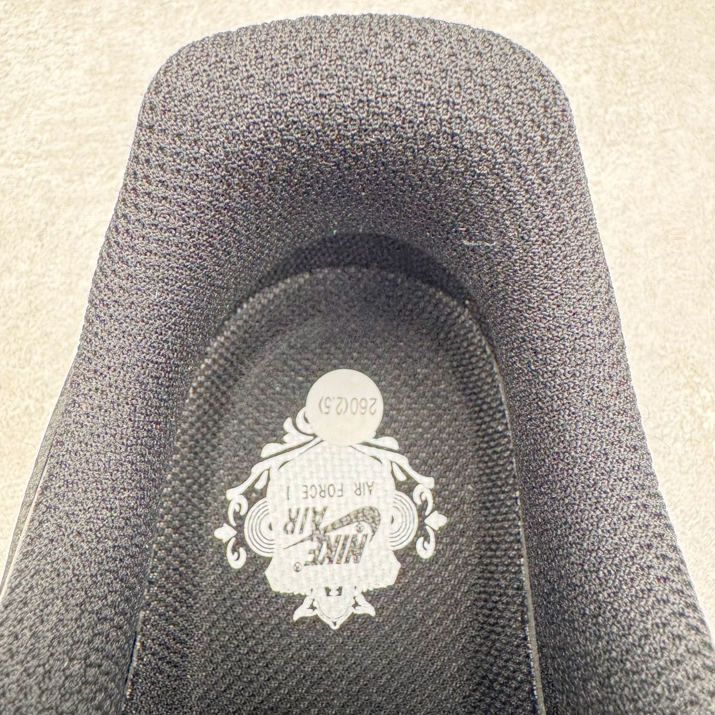 图片[14]-＃LZ NK Air Force 1 Low \’07 空军一号低帮经典板鞋 纯黑 CW2288-001 同步官方2022全新版本 不规则波浪大底咬花 全鞋电脑针车 工整有序 视觉效果满分 原厂拉帮手法 标准四线 密度针距针孔大小控制到位 原装反口里网布海绵 正确卡色网眼大小 新版鞋撑改用纸团代替 原厂港宝加持完美还原灵魂版型 原盒原配从里到外百分百还原 原厂全头层原厂皮料 原标原盒 内置Sole气垫 中底白色背胶 中底划线 已经无限的接近公司 原厂楦头 原厂刺绣 后跟弧度修正 独家私模最大开发到47.5 尺码：35.5 36 36.5 37.5 38 38.5 39 40 40.5 41 42 42.5 43 44 44.5 45 46 47.5-选品中心