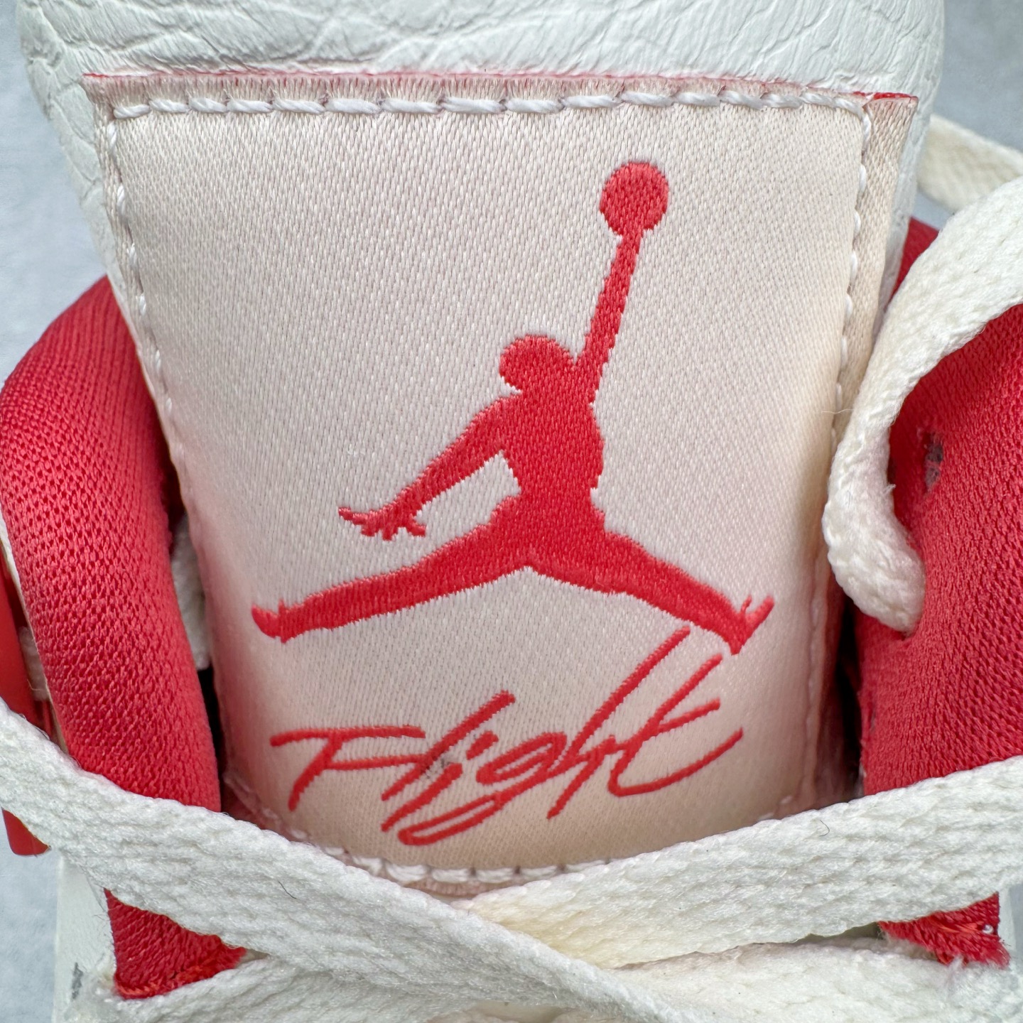 图片[13]-＃K版纯原 Air Jordan AJ4 情人节米白红 HV0823-108 全新升级改良 原鞋原楦原纸板同源开发 完美呈现乔4的版型 内侧正确双色网格 还原细节 原厂皮料 正确气垫颜色 正确网格工艺 正确拉帮工艺 全鞋原装材料制作 原档案原模具打造 支持全方位与正品对比 尺码：36 36.5 37.5 38 38.5 39 40 40.5 41 42 42.5 43 44 44.5 45 46 47.5-选品中心