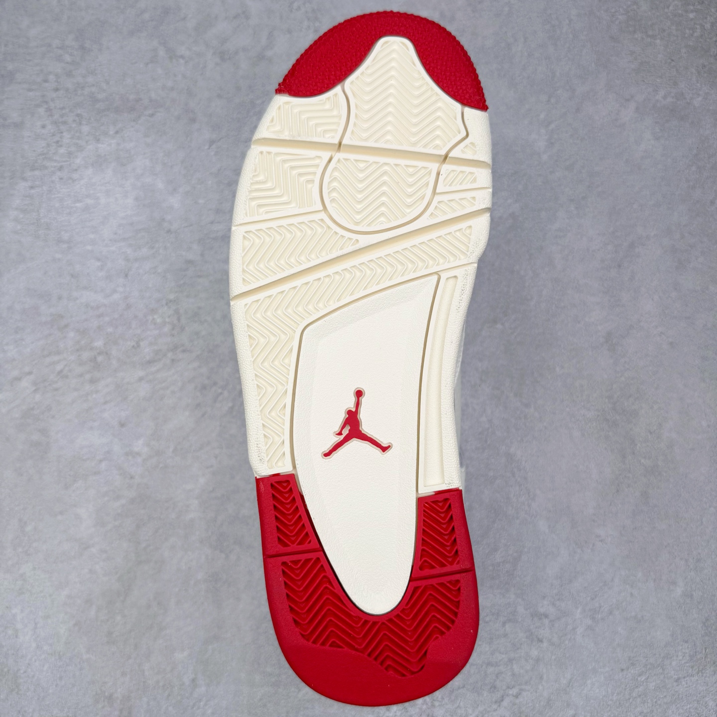 图片[9]-＃K版纯原 Air Jordan AJ4 情人节米白红 HV0823-108 全新升级改良 原鞋原楦原纸板同源开发 完美呈现乔4的版型 内侧正确双色网格 还原细节 原厂皮料 正确气垫颜色 正确网格工艺 正确拉帮工艺 全鞋原装材料制作 原档案原模具打造 支持全方位与正品对比 尺码：36 36.5 37.5 38 38.5 39 40 40.5 41 42 42.5 43 44 44.5 45 46 47.5-选品中心