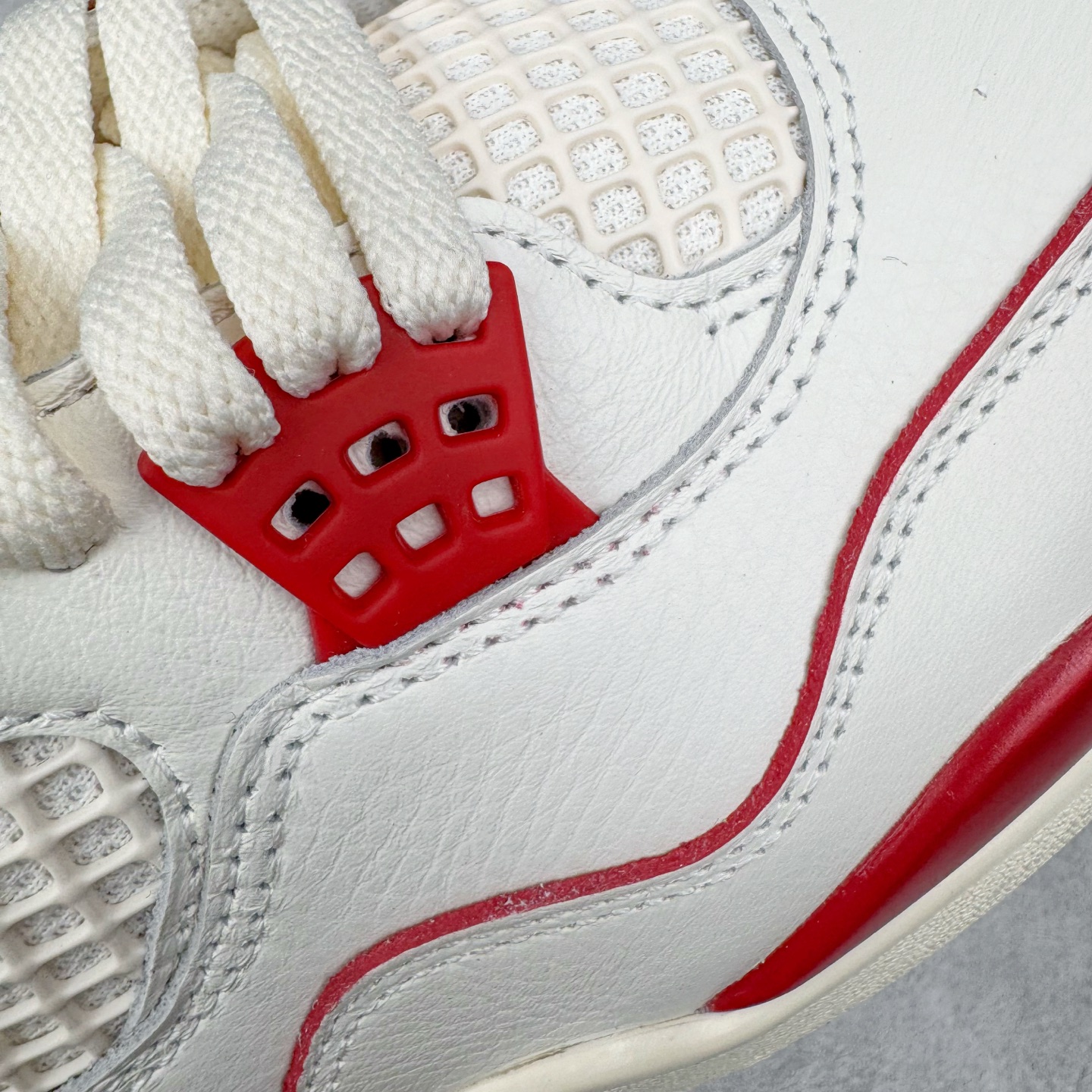 图片[18]-＃K版纯原 Air Jordan AJ4 情人节米白红 HV0823-108 全新升级改良 原鞋原楦原纸板同源开发 完美呈现乔4的版型 内侧正确双色网格 还原细节 原厂皮料 正确气垫颜色 正确网格工艺 正确拉帮工艺 全鞋原装材料制作 原档案原模具打造 支持全方位与正品对比 尺码：36 36.5 37.5 38 38.5 39 40 40.5 41 42 42.5 43 44 44.5 45 46 47.5-选品中心