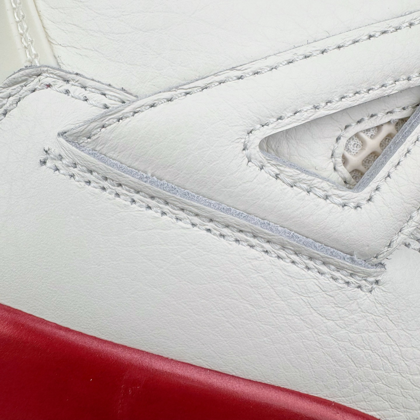 图片[15]-＃K版纯原 Air Jordan AJ4 情人节米白红 HV0823-108 全新升级改良 原鞋原楦原纸板同源开发 完美呈现乔4的版型 内侧正确双色网格 还原细节 原厂皮料 正确气垫颜色 正确网格工艺 正确拉帮工艺 全鞋原装材料制作 原档案原模具打造 支持全方位与正品对比 尺码：36 36.5 37.5 38 38.5 39 40 40.5 41 42 42.5 43 44 44.5 45 46 47.5-选品中心