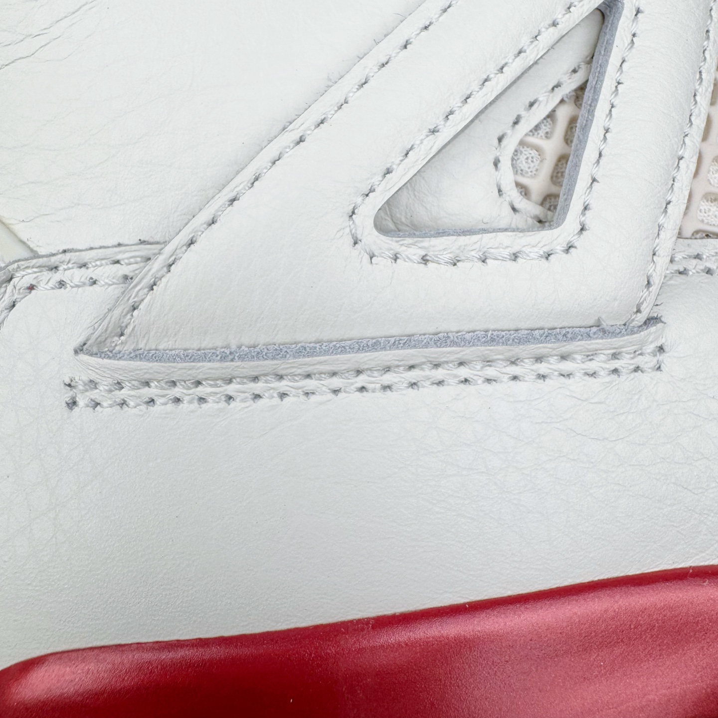 图片[16]-＃K版纯原 Air Jordan AJ4 情人节米白红 HV0823-108 全新升级改良 原鞋原楦原纸板同源开发 完美呈现乔4的版型 内侧正确双色网格 还原细节 原厂皮料 正确气垫颜色 正确网格工艺 正确拉帮工艺 全鞋原装材料制作 原档案原模具打造 支持全方位与正品对比 尺码：36 36.5 37.5 38 38.5 39 40 40.5 41 42 42.5 43 44 44.5 45 46 47.5-选品中心