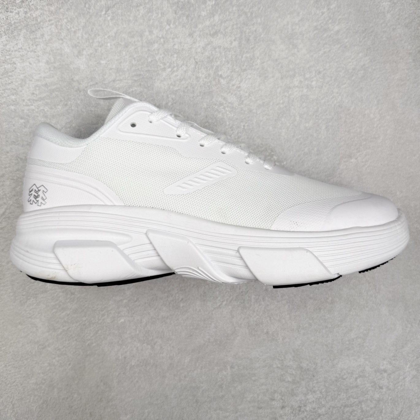 KOLON SPORT Skyler 舒适柔软 防水支撑轻便回弹低帮徒步鞋 男女同款 KOLON SPORT 可隆1973年诞生，并首次推出登山装备。自创立起，KOLON SPORT就把绿色定为基本色调，以常青树为品牌标志，坚持以关爱自然为己任，积极探求自然界的舒适，并以此应用于新产品的开发与研究。40多年来，历经不断革新，成就高端专业户外品牌。实拍调校N版已经零色差零失真 百分百还原实物色彩所见即所得 不存在货不对板色差等低级问题 选购参考实物拍摄 不混卖不参货 只用心做好货严格选品 承诺混一赔十 尺码：36 36.5 37.5 38 38.5 39 40 40.5 41 42 42.5 43 44 44.5 45-选品中心