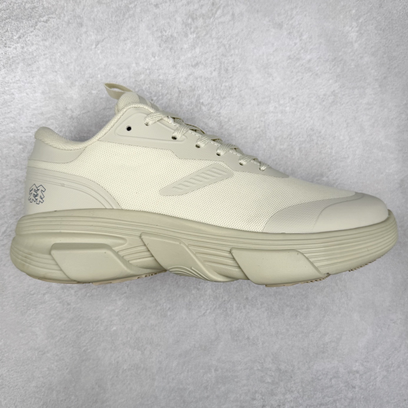 KOLON SPORT Skyler 舒适柔软 防水支撑轻便回弹低帮徒步鞋 男女同款 KOLON SPORT 可隆1973年诞生，并首次推出登山装备。自创立起，KOLON SPORT就把绿色定为基本色调，以常青树为品牌标志，坚持以关爱自然为己任，积极探求自然界的舒适，并以此应用于新产品的开发与研究。40多年来，历经不断革新，成就高端专业户外品牌。实拍调校N版已经零色差零失真 百分百还原实物色彩所见即所得 不存在货不对板色差等低级问题 选购参考实物拍摄 不混卖不参货 只用心做好货严格选品 承诺混一赔十 尺码：36 36.5 37.5 38 38.5 39 40 40.5 41 42 42.5 43 44 44.5 45-选品中心