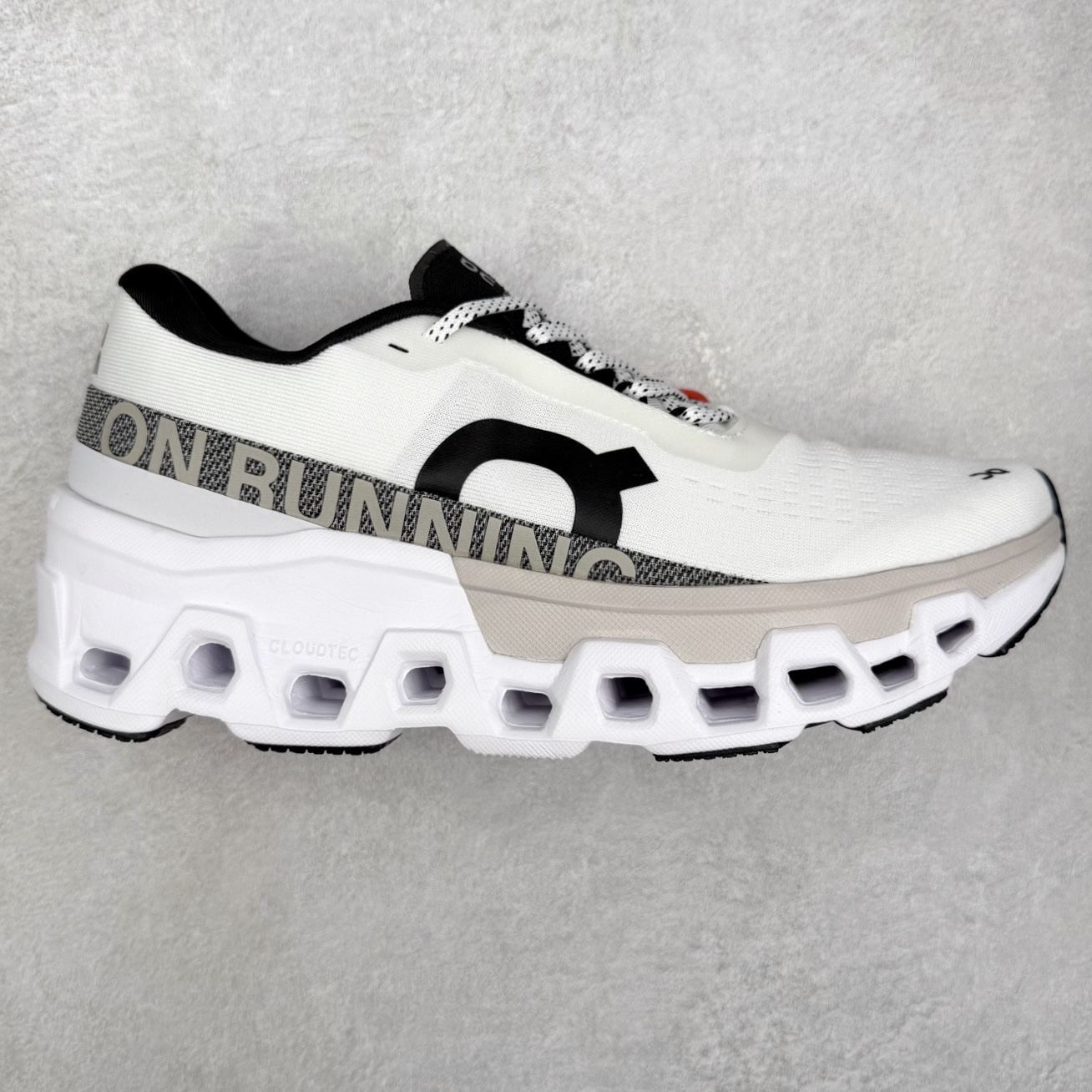 ＃DT On昂跑 Cloudmonster 2 舒适百搭低帮训练跑步鞋 此运动品牌 开创于2010年 缓震着陆、强效回弹、轻柔质感的设计构思始终是ON研制关键 与此同时基于“为全球提供革新性的跑步感受”信念 陆续推出了多款跑鞋及其以专业运动人体跑步工程学为设计关键的功能性跑步服饰设备 让跑者不费力气地畅快畅跑 尺码：36 36.5 37.5 38 38.5 39 40 40.5 41 42 42.5 43 44 44.5 45-选品中心